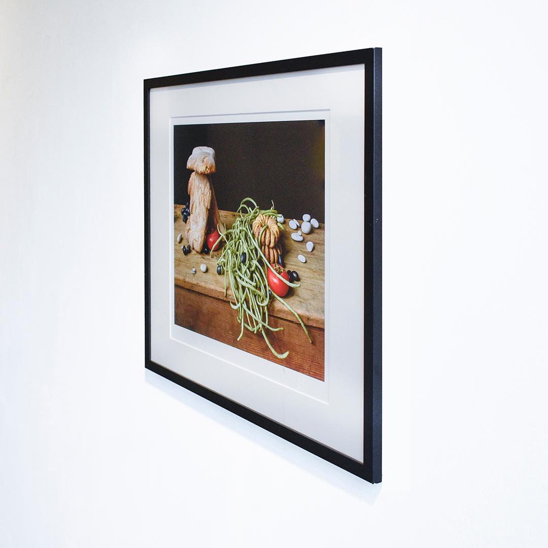 Maison du pain (photo encadrée de nature morte alimentaire de pain, légumes et pierres)  - Noir Still-Life Photograph par David Halliday
