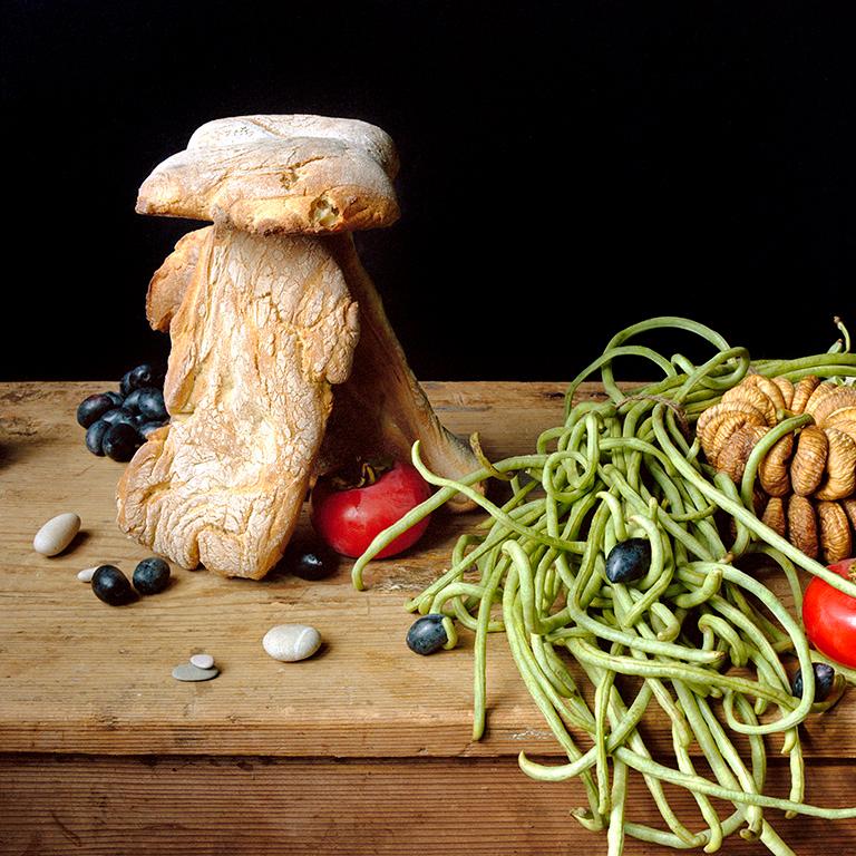 Bread House (Photographie de nature morte nourriture de pain, légumes et pierres) - Noir Still-Life Photograph par David Halliday