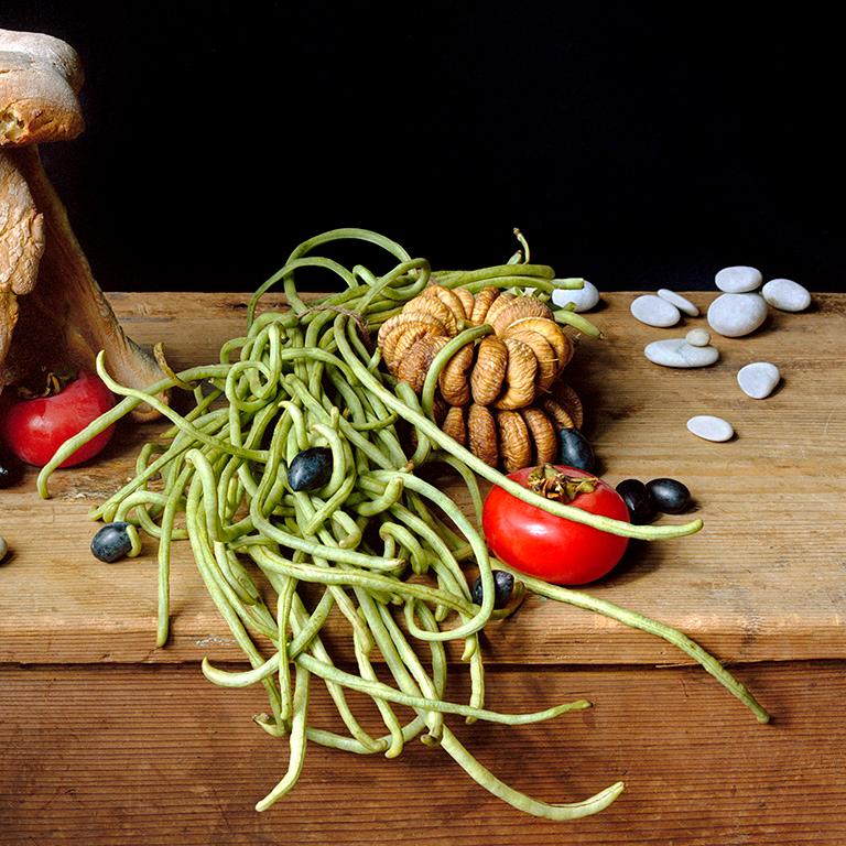 Photographie d'une nature morte contemporaine de pain avec des légumes assortis sur une table en bois
Tirage pigmentaire d'archive, éd. de 25 exemplaires
Taille de l'image : 11 x 14 pouces
L'impression n'est pas encadrée

Halliday capture la beauté