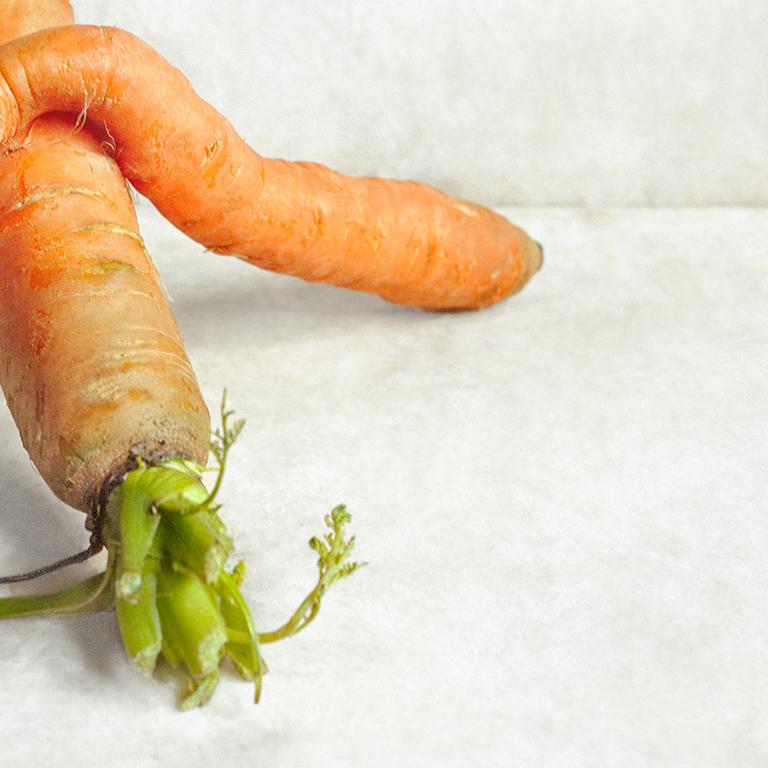 Carrots (Against the Wall) gerahmte Farbstilllebenfotografie von Gemüse  – Photograph von David Halliday