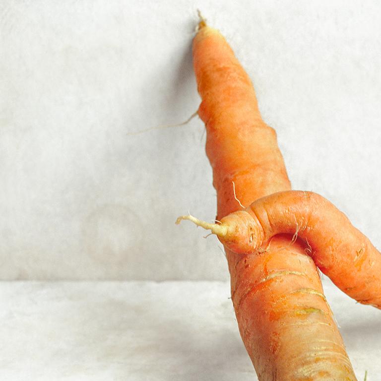 Carrots (Against the Wall) gerahmte Farbstilllebenfotografie von Gemüse  (Moderne), Photograph, von David Halliday