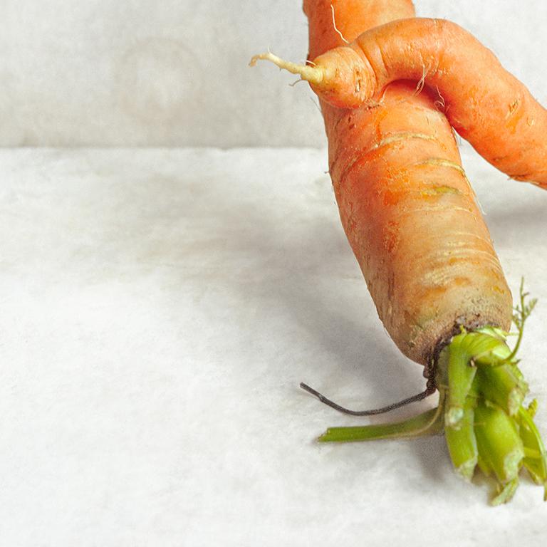 Carrots (Against the Wall) gerahmte Farbstilllebenfotografie von Gemüse  (Beige), Still-Life Photograph, von David Halliday