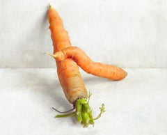 Carrots (Against the Wall) gerahmte Farbstilllebenfotografie von Gemüse 