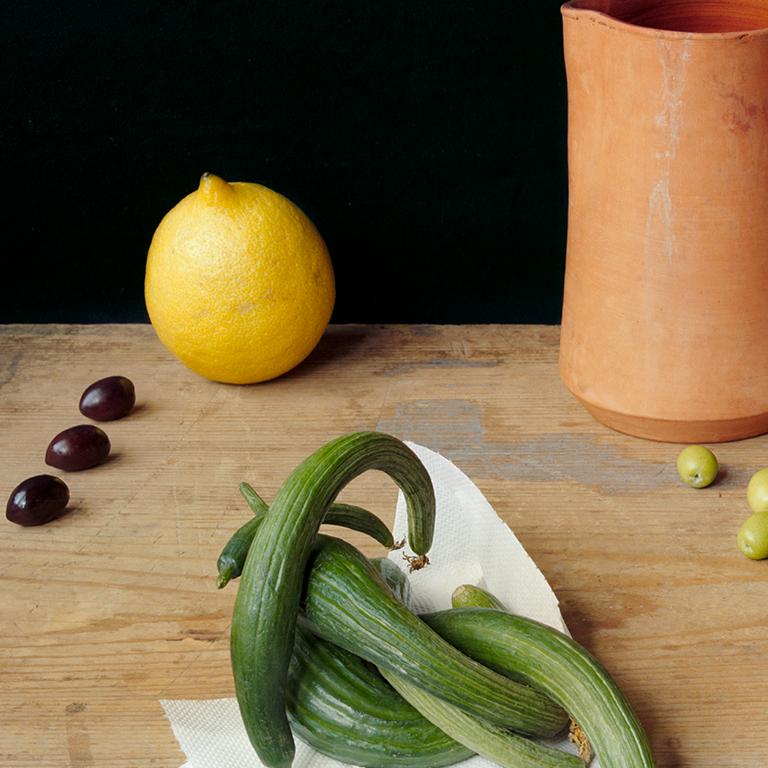 Keramikkrug (Stilllebenfotografie von Zitronen, Oliven, Zucchini und Kastanienholz) – Photograph von David Halliday