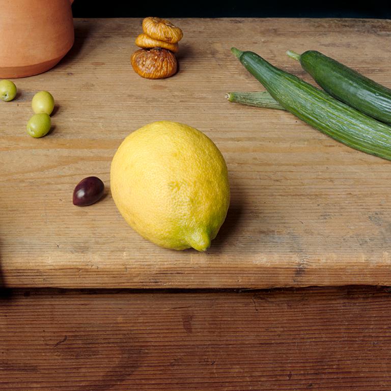 Keramikkrug (Stilllebenfotografie von Zitronen, Oliven, Zucchini und Kastanienholz) (Moderne), Photograph, von David Halliday