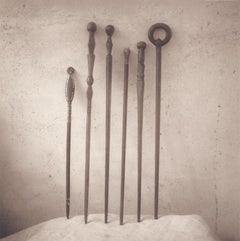 Ceremonia Bastones (Bodegón en tonos sepia de 6 bastones de Tonga)