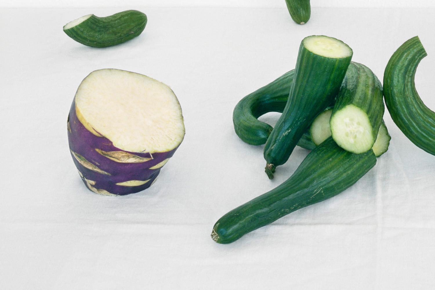 Cucumbers & Kohlrabi: Farb-Stillleben-Fotografie von lila und grünen Gemüse (Zeitgenössisch), Photograph, von David Halliday