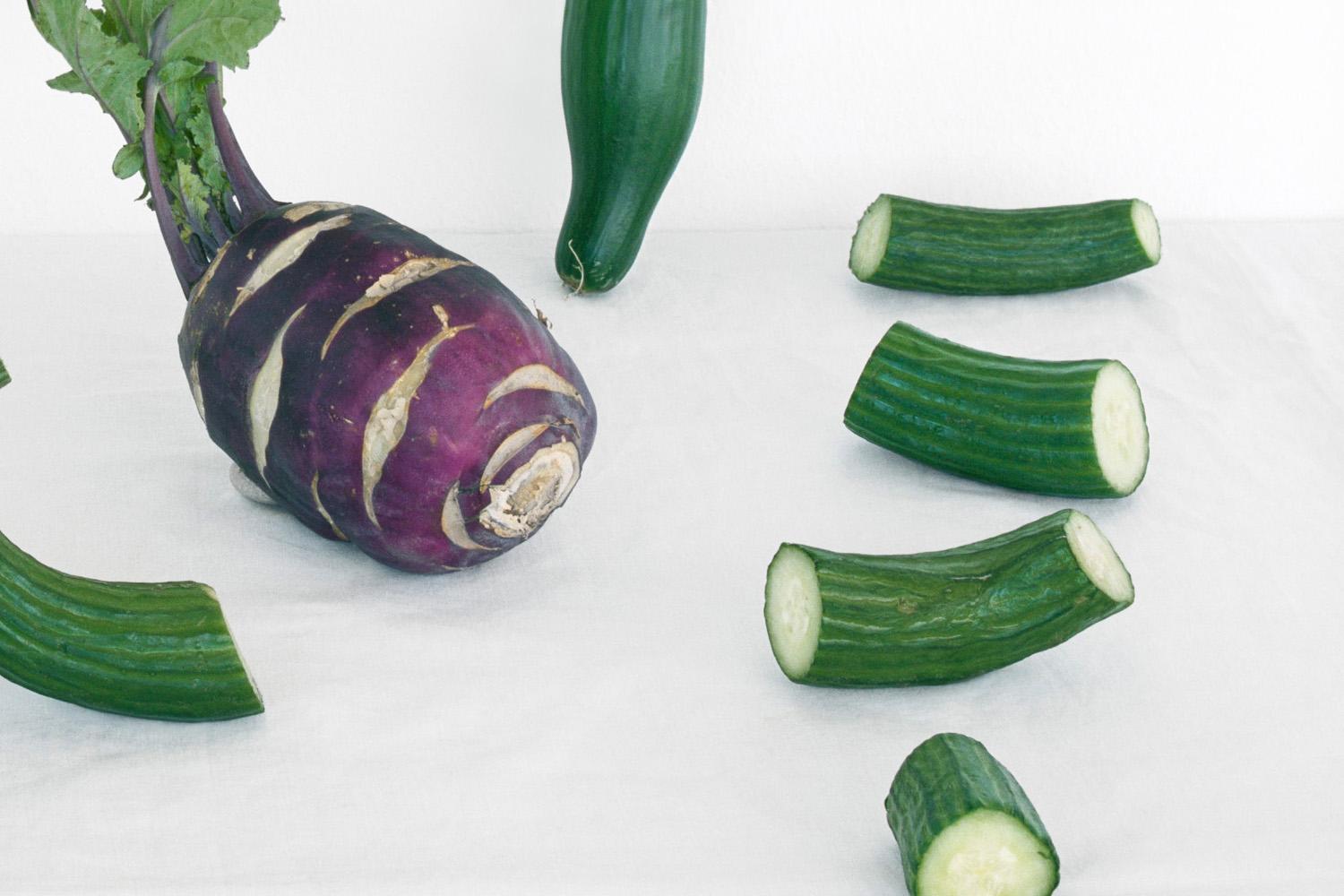 Cucumbers & Kohlrabi: Farb-Stillleben-Fotografie von lila und grünen Gemüse (Grau), Still-Life Photograph, von David Halliday