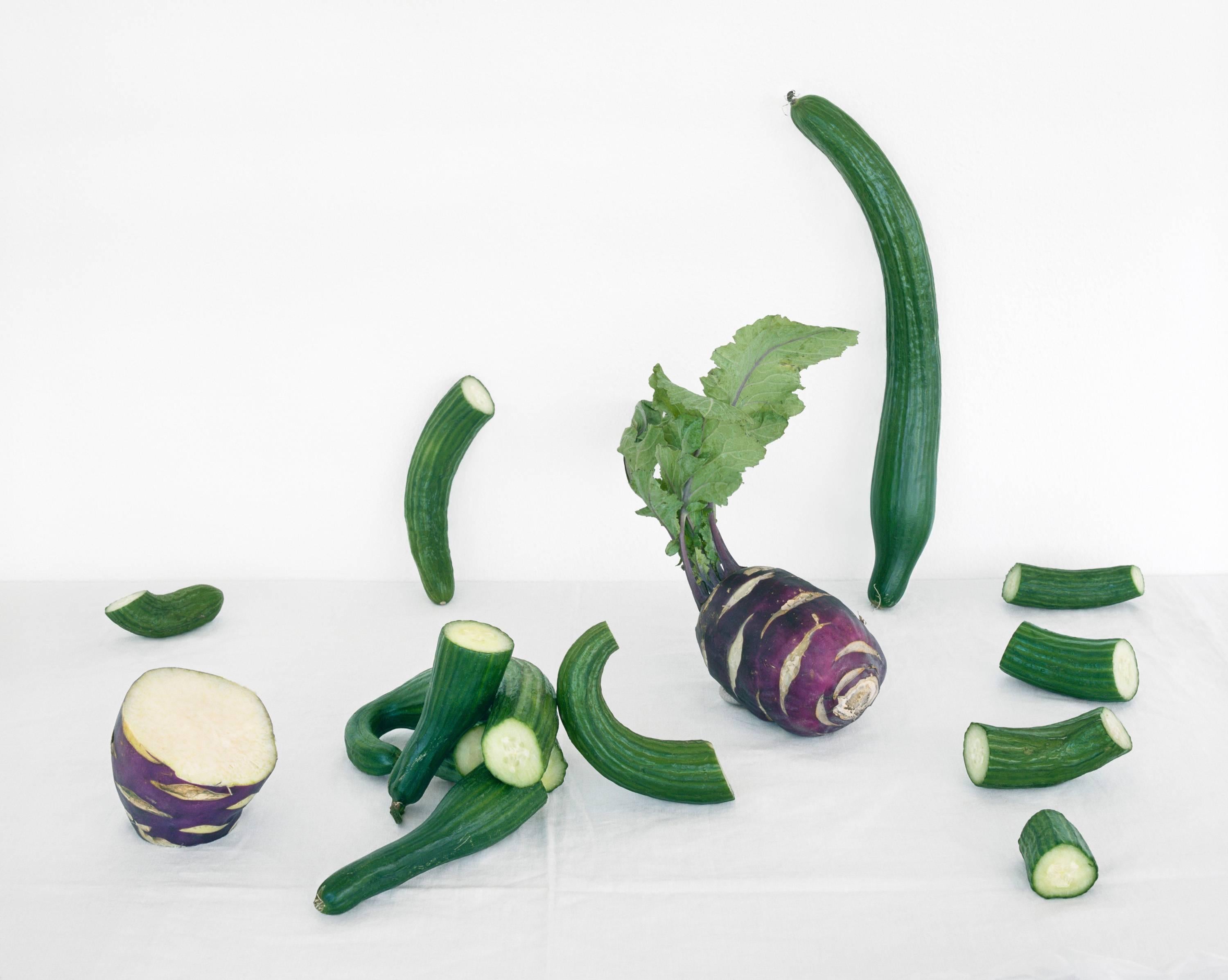 David Halliday Still-Life Photograph – Cucumbers & Kohlrabi: Farb-Stillleben-Fotografie von lila und grünen Gemüse