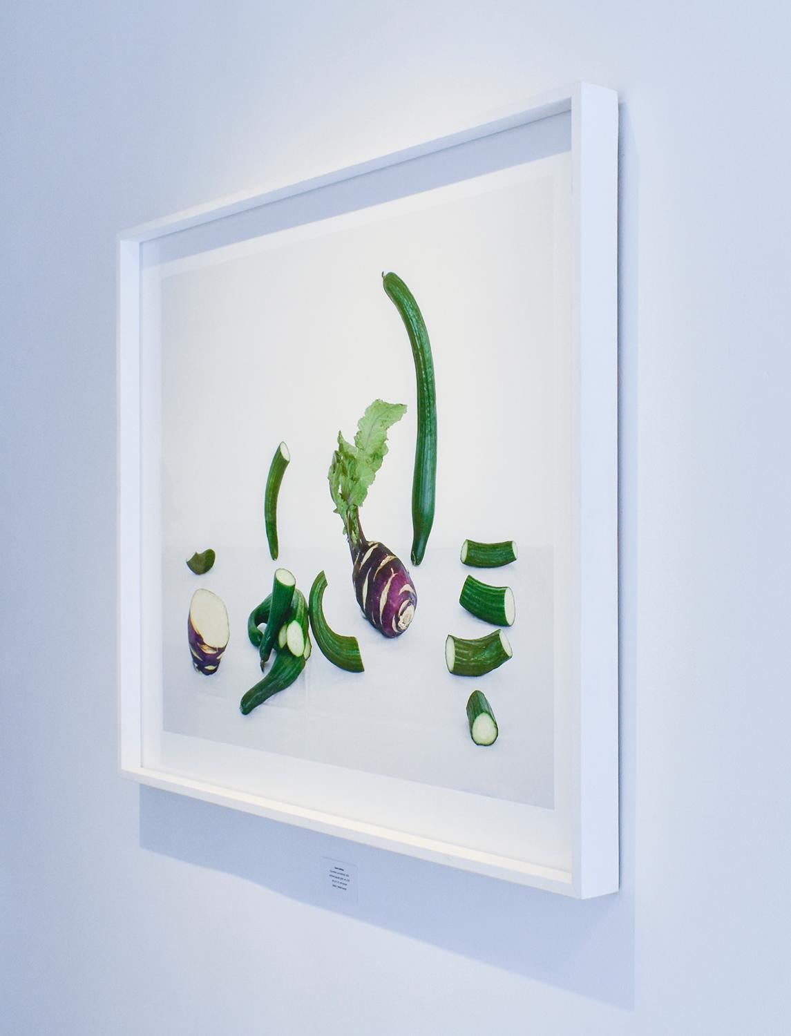 Cucumbers & Kohlrabi (Framierte Stilllebenfotografie, lila und grüne Gemüse)  – Photograph von David Halliday