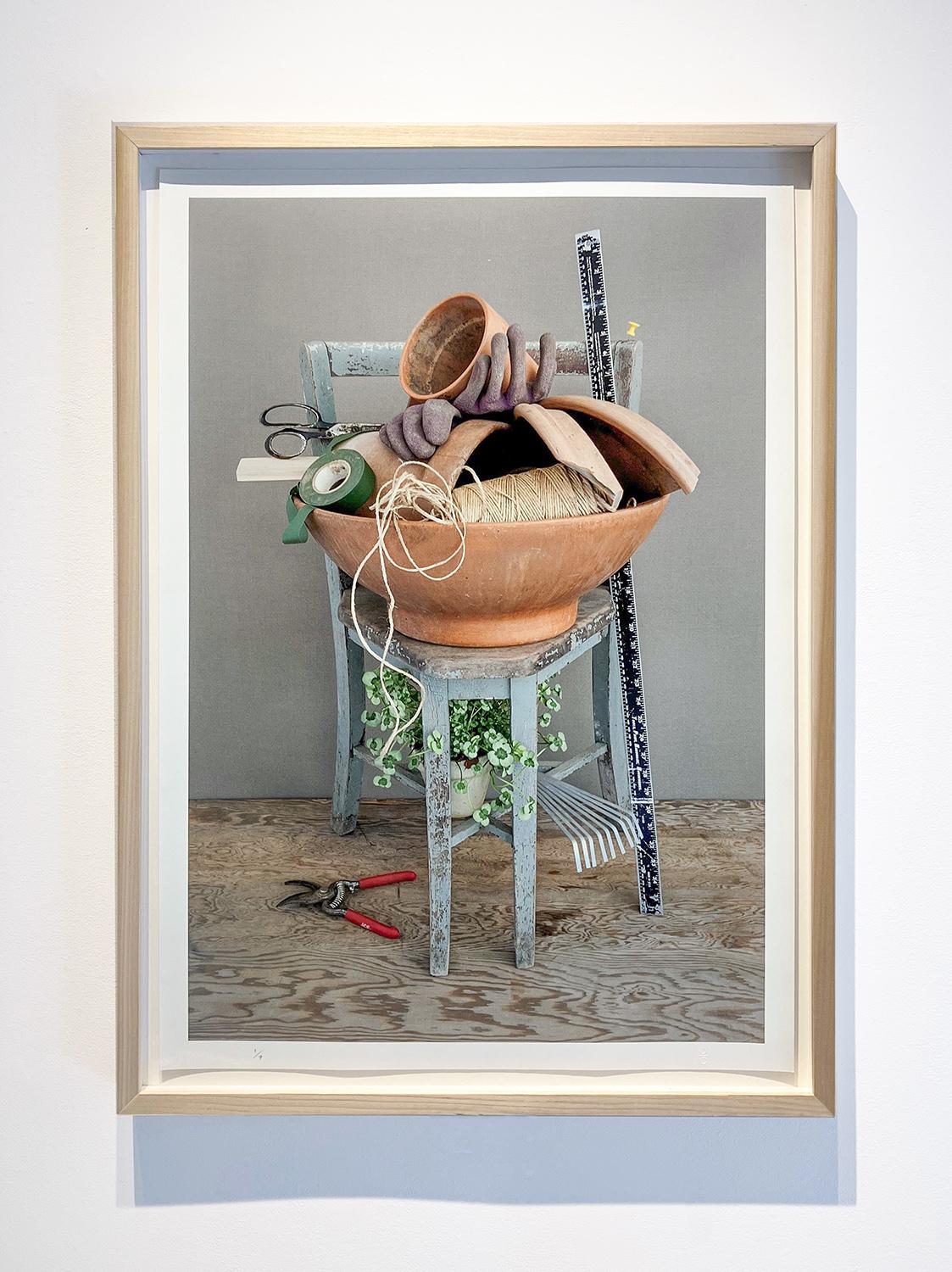 Gartenstuhl: Moderne Stilllebenfotografie von Domestic Objects von David Halliday im Angebot 1
