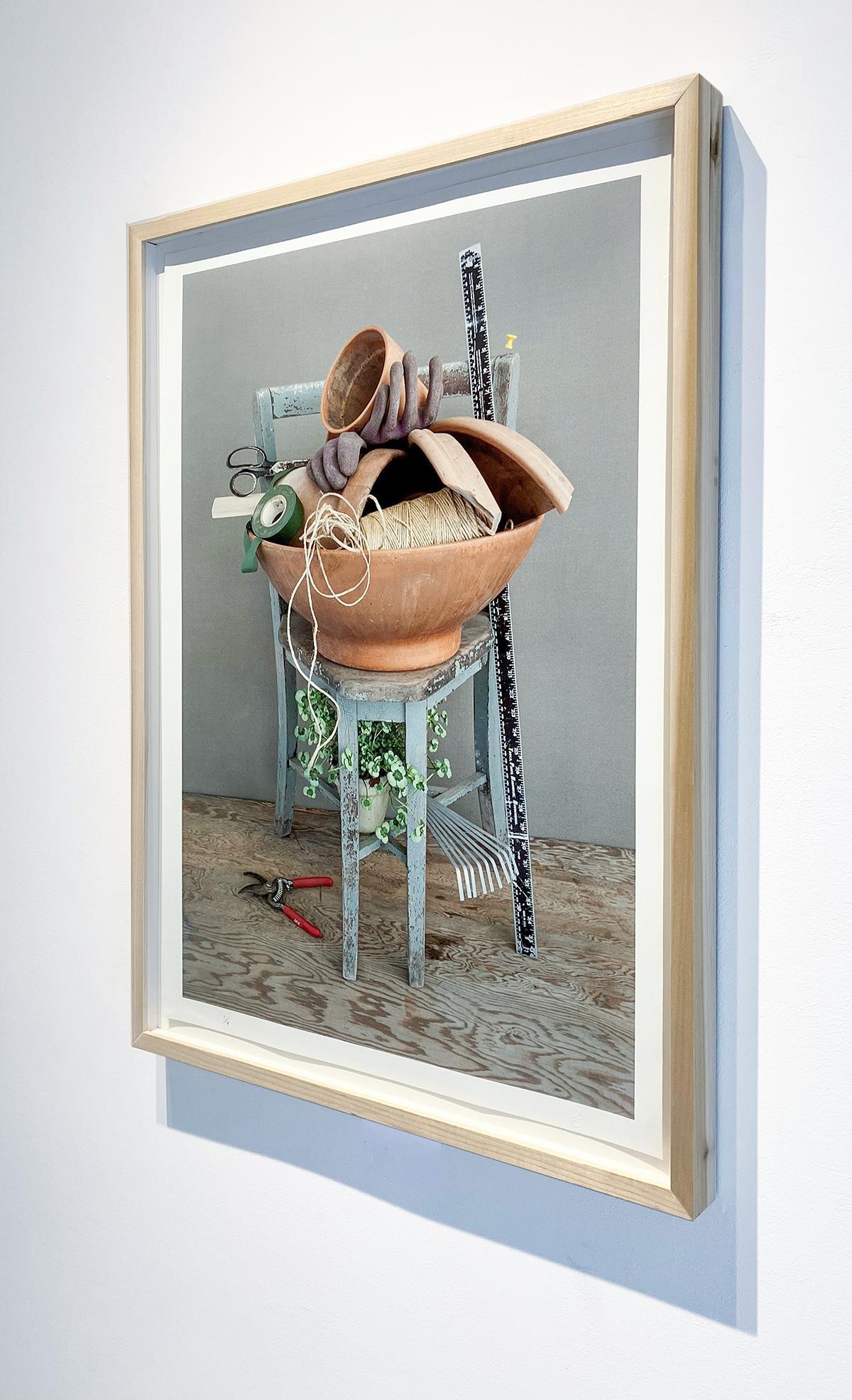 Chaise de jardin : photographie moderne de natures mortes d'objets domestiques par David Halliday en vente 2