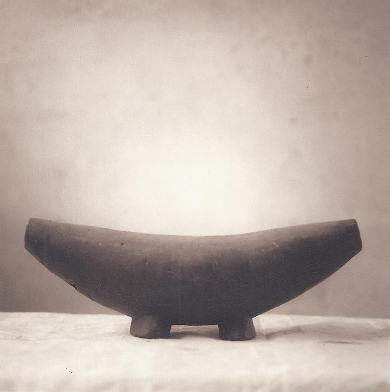 David Halliday Black and White Photograph – Kopfstütze (Sepiafarbenes Stillleben aus antikem Holz aus Tonga)