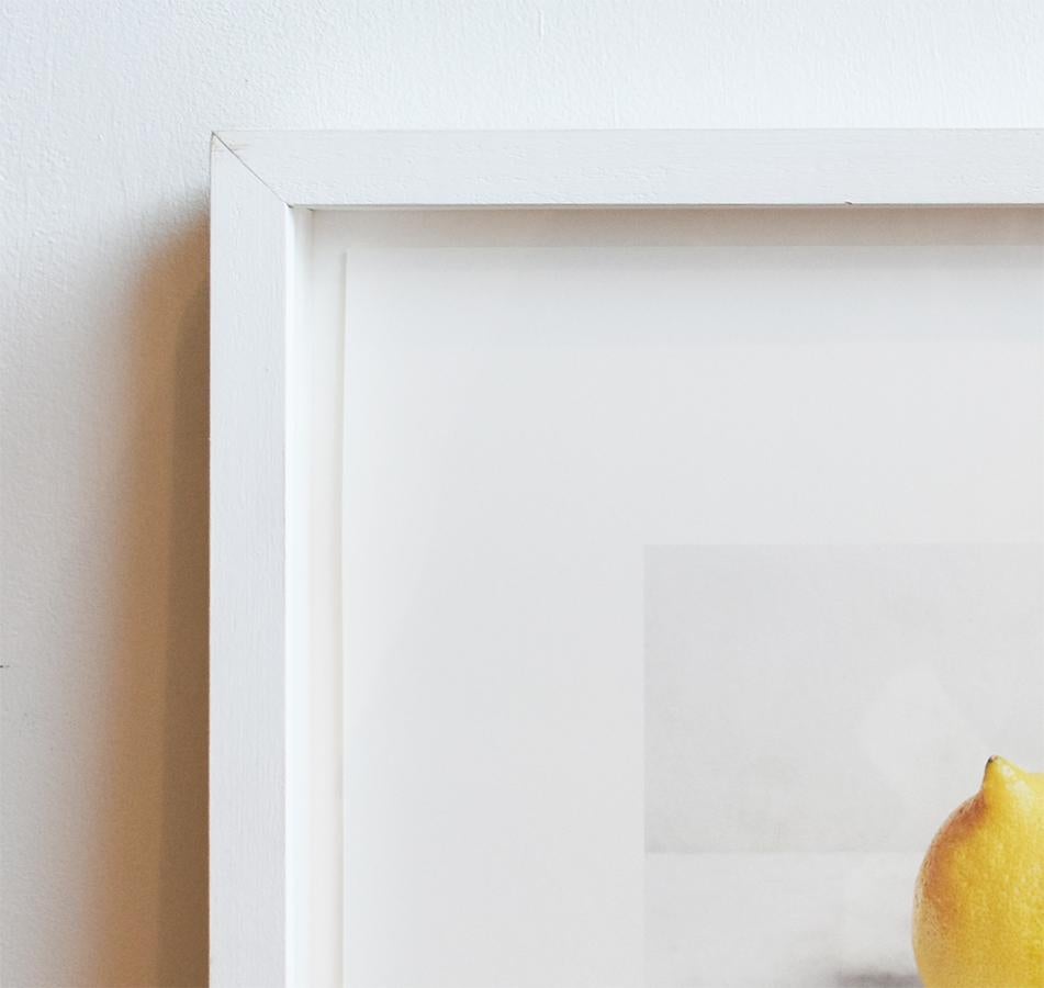 Zitronen- und schwarze Olive (zeitgenössisches Stillleben mit mediterranen Früchten, gerahmt) (Schwarz), Still-Life Photograph, von David Halliday