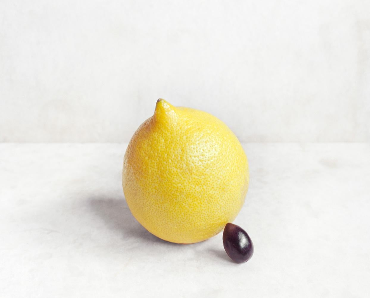 David Halliday Still-Life Photograph – Zitronen- und schwarze Olive (zeitgenössisches Stillleben mit mediterranen Früchten, gerahmt)