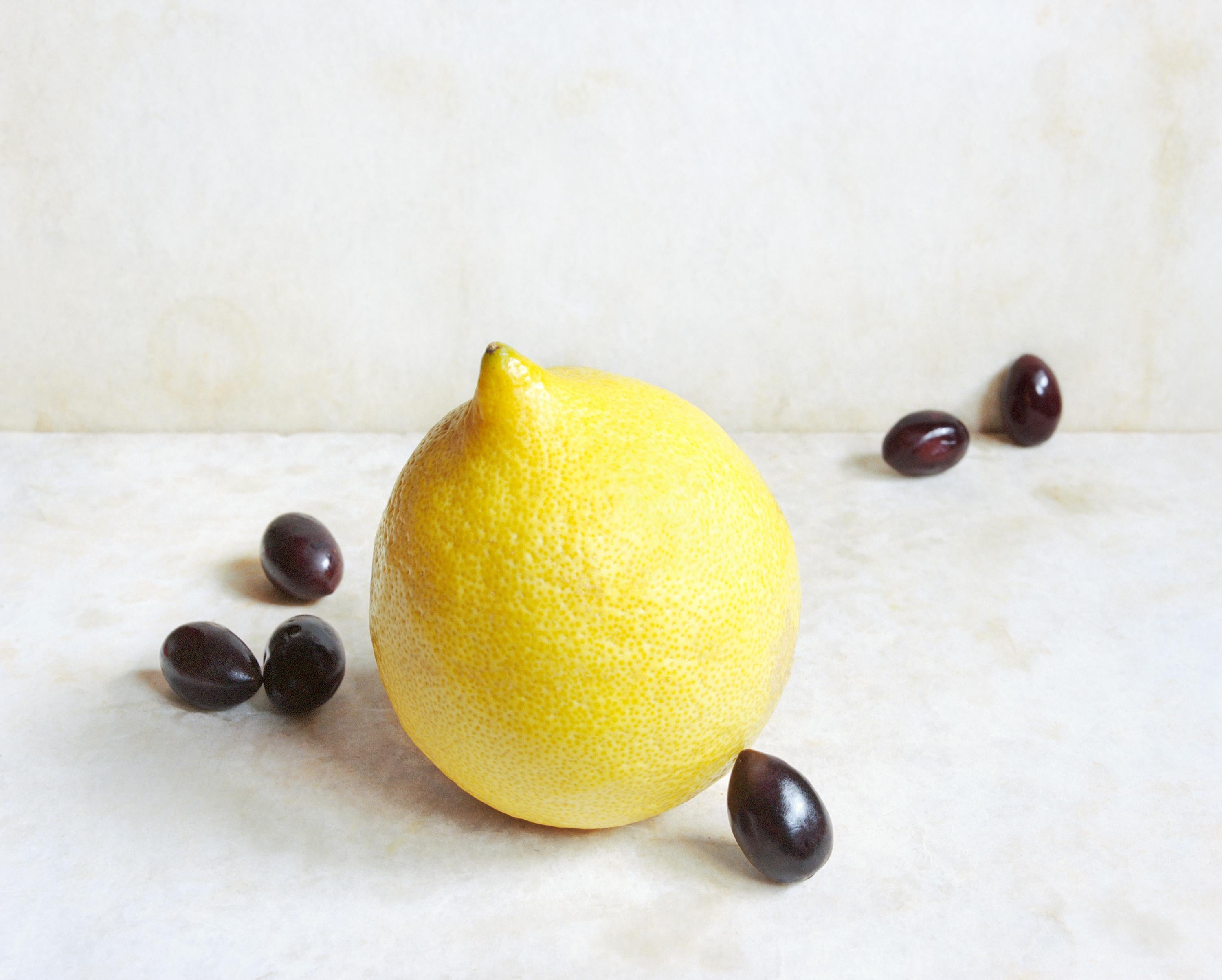 David Halliday Color Photograph – Zitrone und Oliven