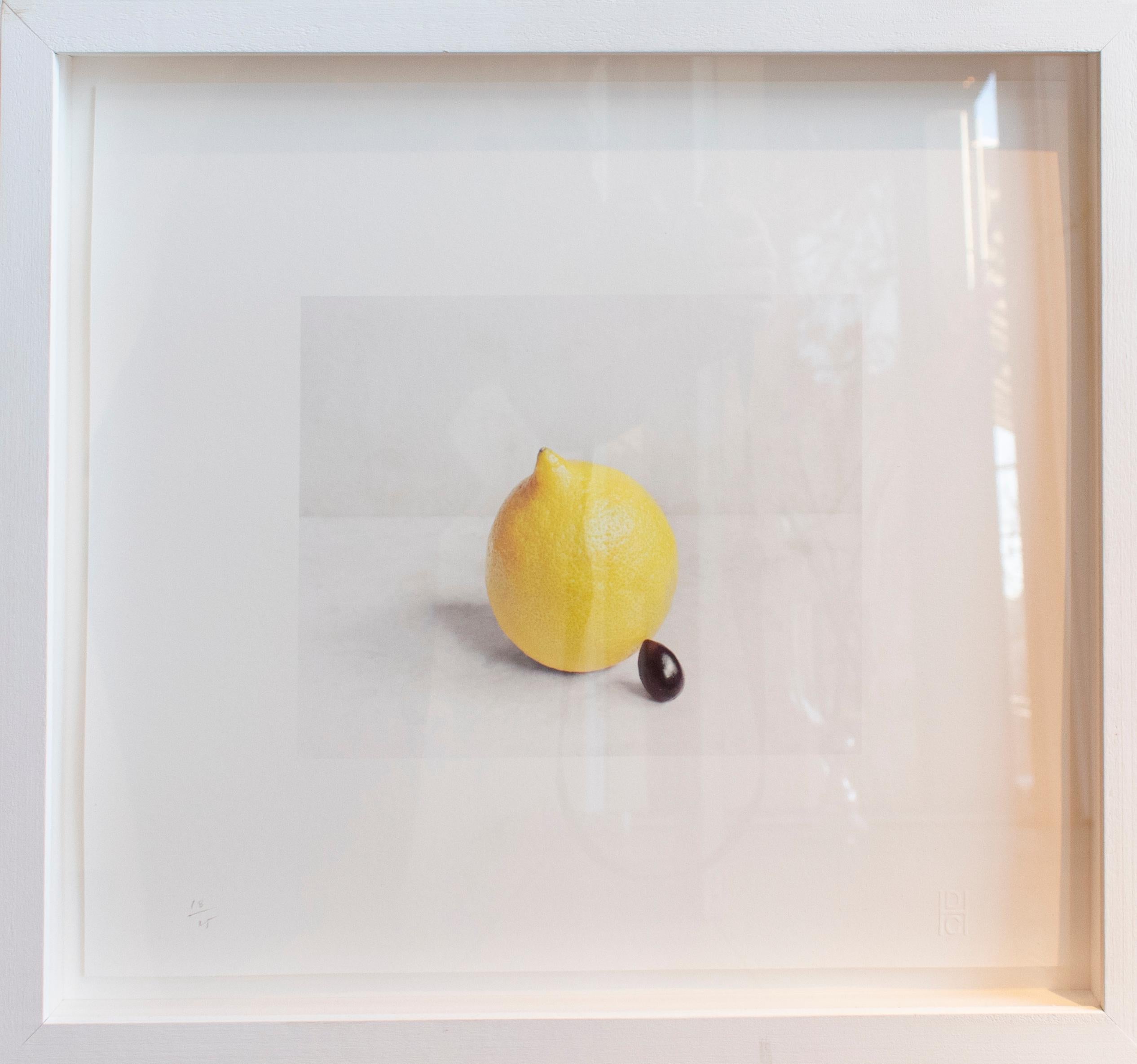 Lemon & Black Olive: gerahmte Farbstillleben Fotografie von Obst und Gemüse – Photograph von David Halliday