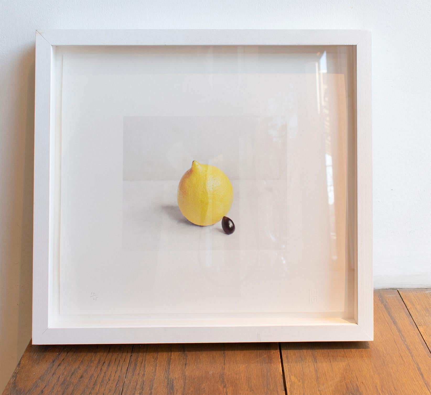 Lemon & Black Olive: gerahmte Farbstillleben Fotografie von Obst und Gemüse (Moderne), Photograph, von David Halliday