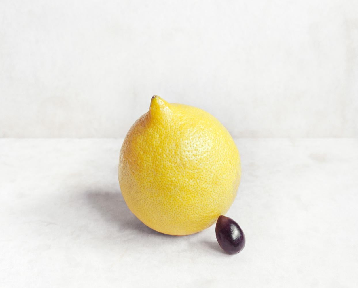 David Halliday Color Photograph – Lemon & Black Olive: gerahmte Farbstillleben Fotografie von Obst und Gemüse