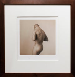 Desnudo masculino con la cabeza gacha (Fotografía figurativa en tonos sepia de David Halliday)