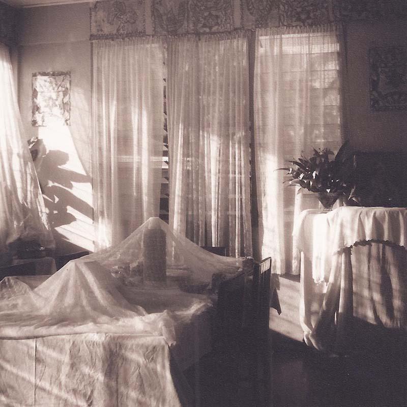 David Halliday Still-Life Photograph – Petit Dejeuner (Sepiafarbenes Stillleben eines Frühstückszimmers in Tonga)