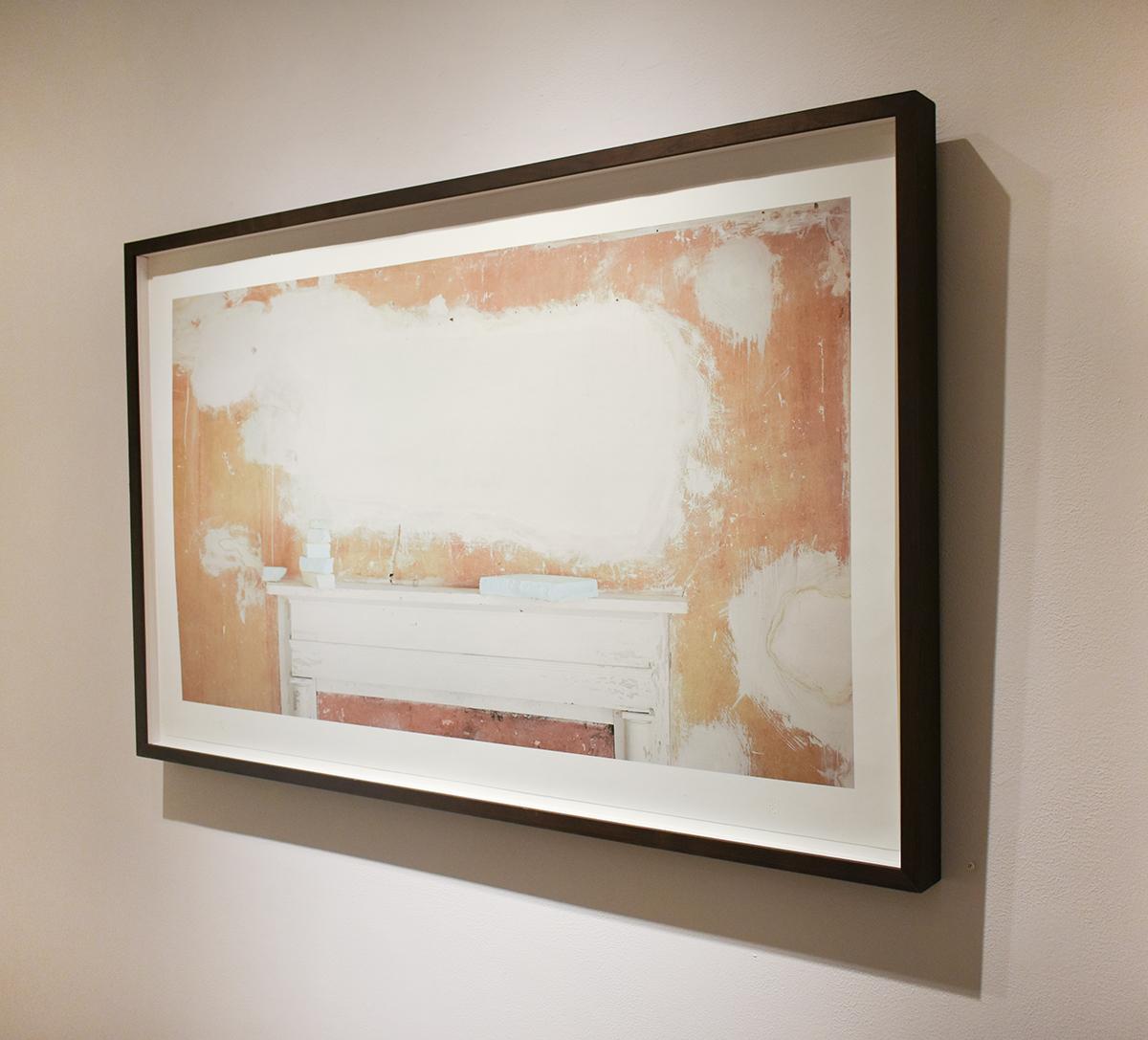 Gipswolken (Stilllebenfotografie einer hellorangen Wand mit weißem Gips)  (Moderne), Photograph, von David Halliday