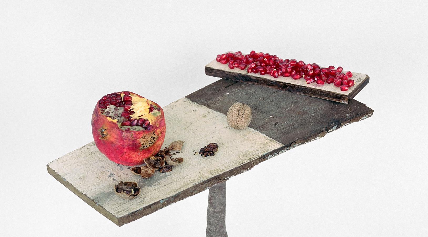 Granatäpfel und Walnussholz: Gerahmte Stilllebenfotografie von Früchten und Olivenzweigen im Angebot 2
