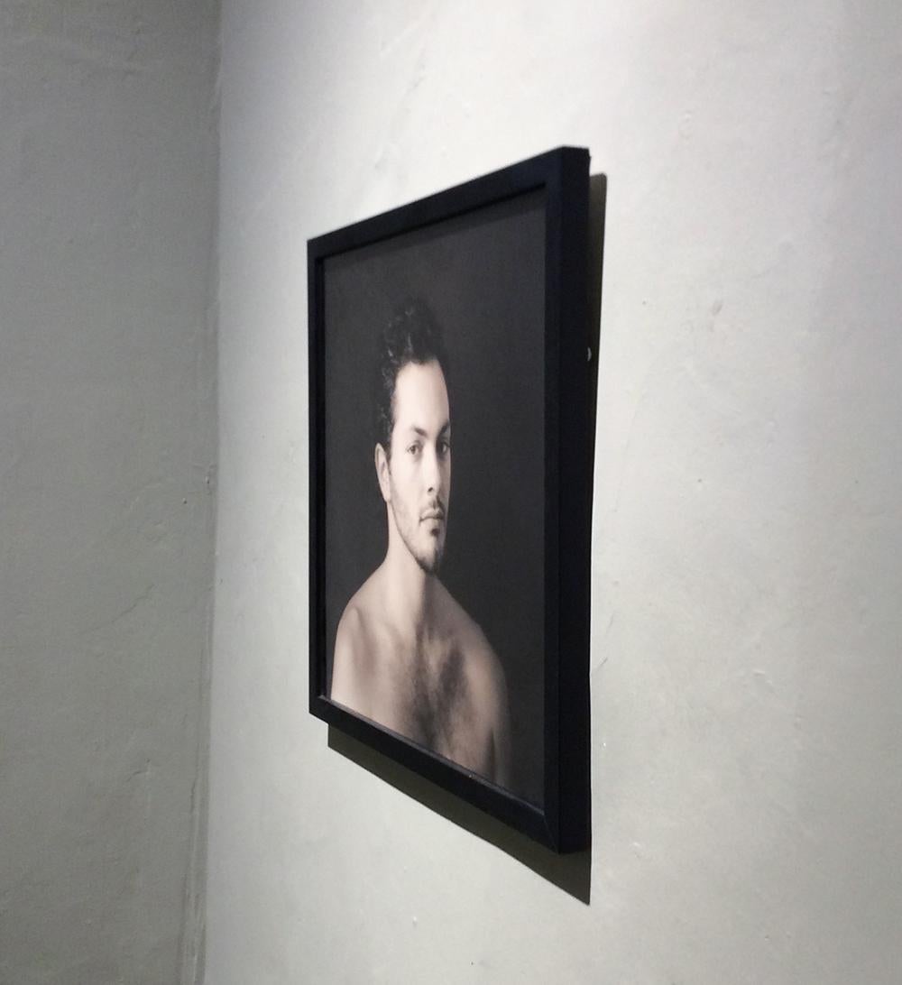 Porträt eines Mannes (gerahmte, sepiafarbene, figurative Fotografie von David Halliday) im Angebot 3