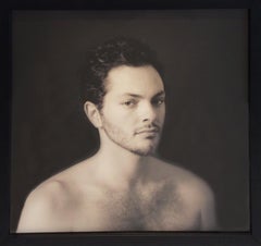 Retrato de hombre (Fotografía figurativa enmarcada en sepia de David Halliday)