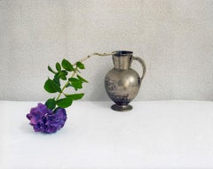 Lila Hydrangea ( zeitgenössische Stilllebenfotografie einer Blume in Silbervase)
