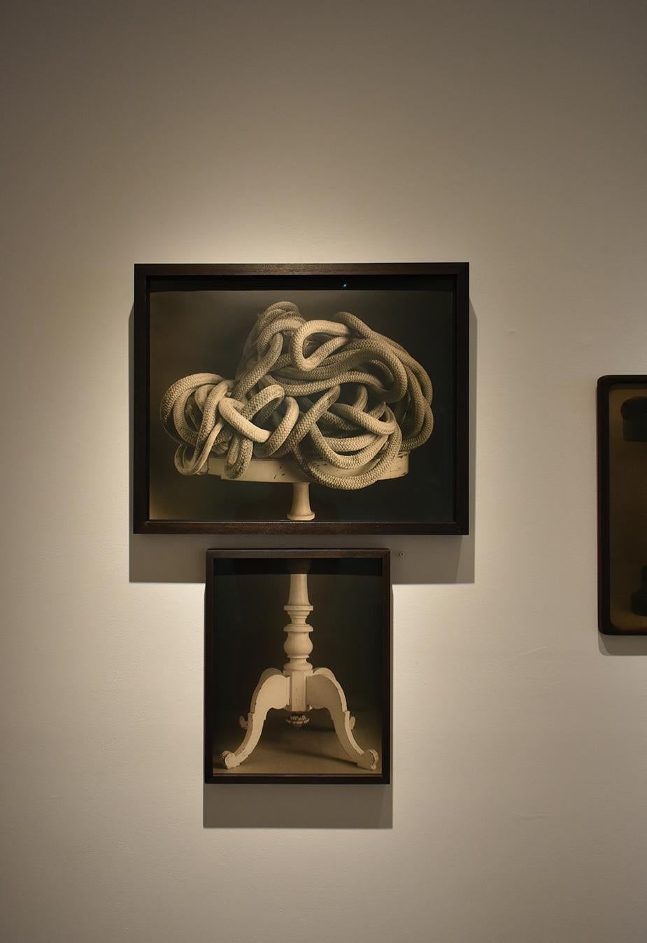 Corda e tavolino (dittico di natura morta contemporanea con cornice personalizzata) - Photograph Contemporaneo di David Halliday