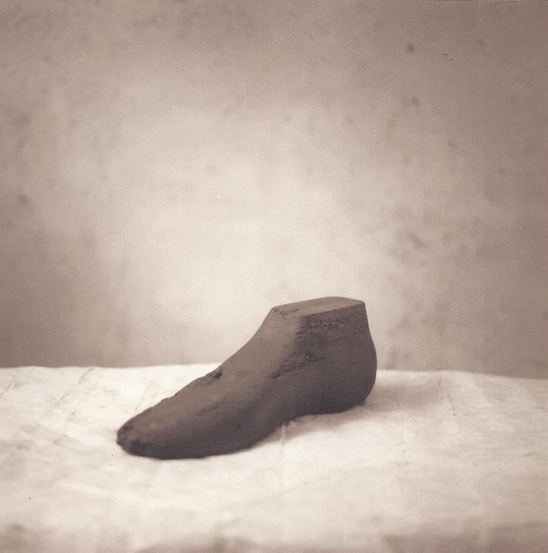 David Halliday Black and White Photograph – Schuhform (Sepia getöntes Stillleben eines antiken Schuhmacherswerkzeugs  aus Tonga)