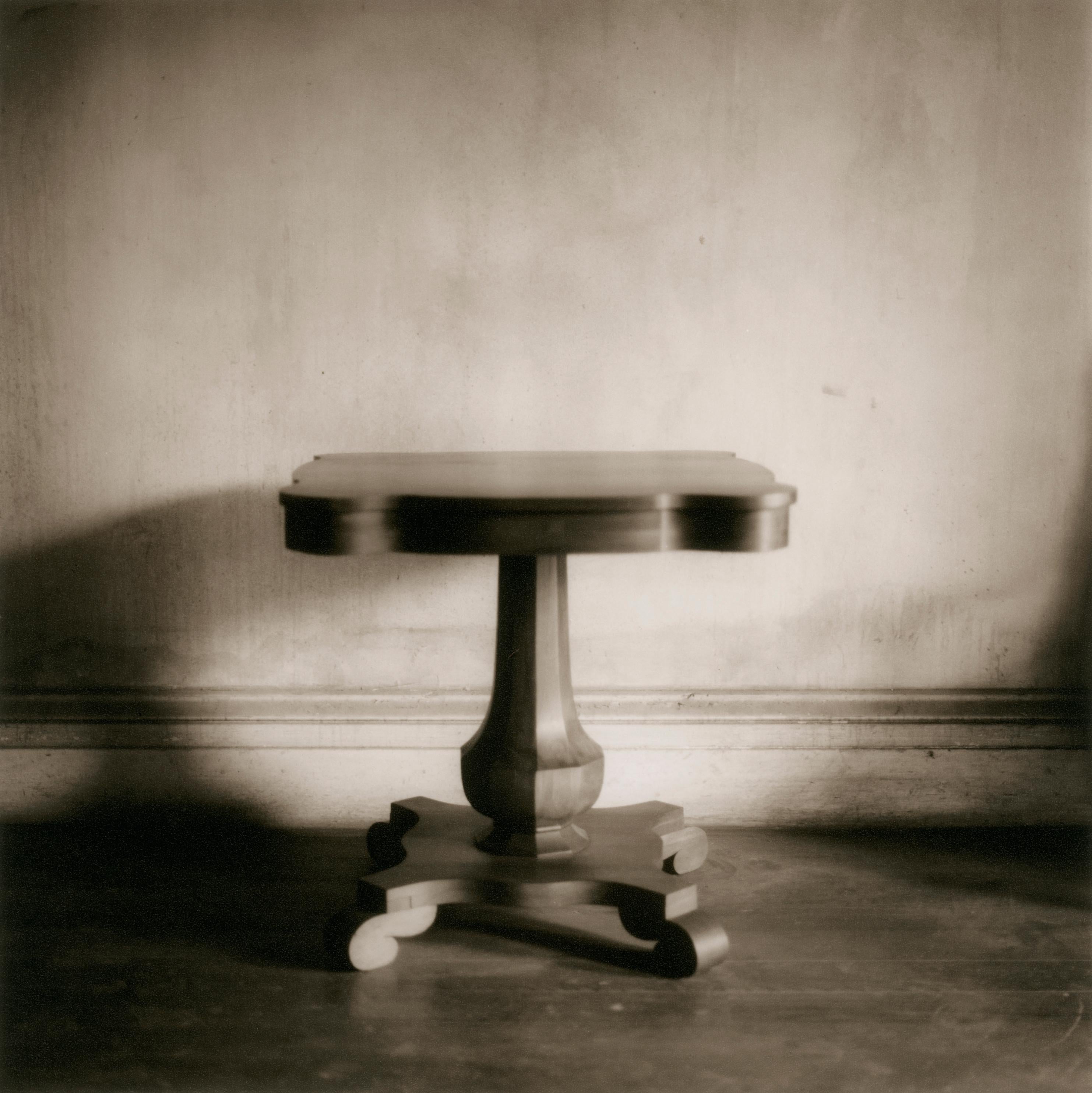 Still-Life Photograph David Halliday - Table carrée (photographie contemporaine de nature morte sépia de table ancienne)