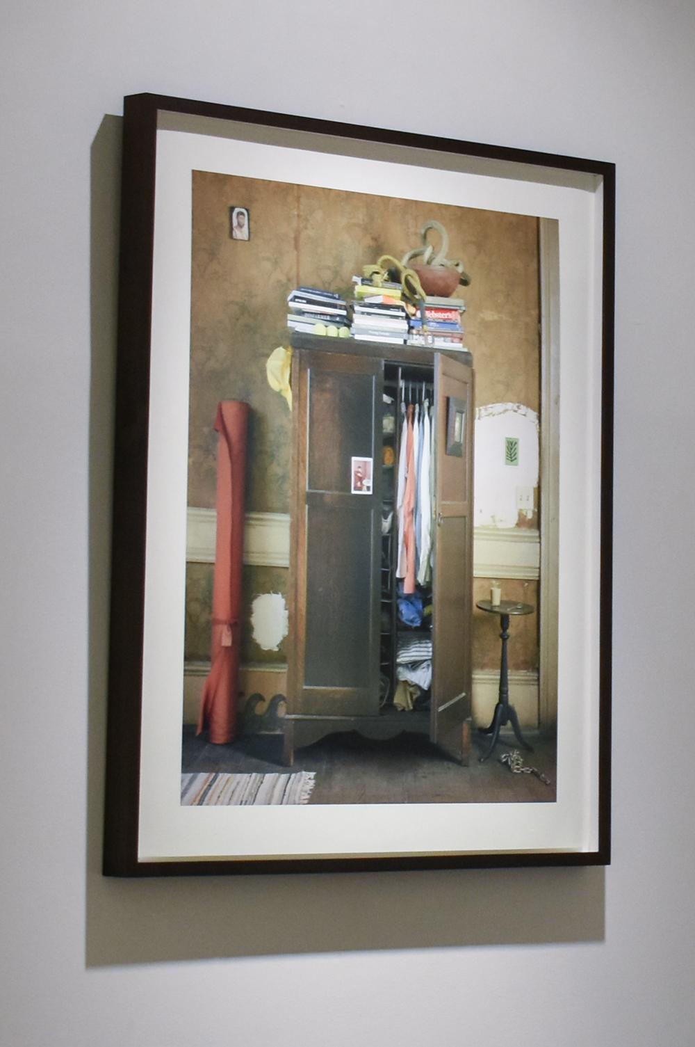 Kleiderschrank (Stillleben-Fotografie eines Innenraums mit Kleidung und Büchern) – Photograph von David Halliday