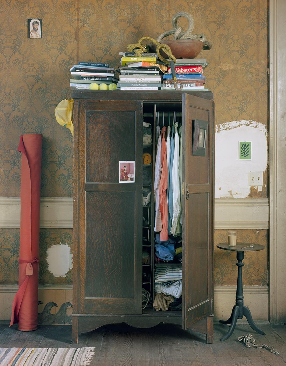 David Halliday Color Photograph – Kleiderschrank (Stillleben-Fotografie eines Innenraums mit Kleidung und Büchern)