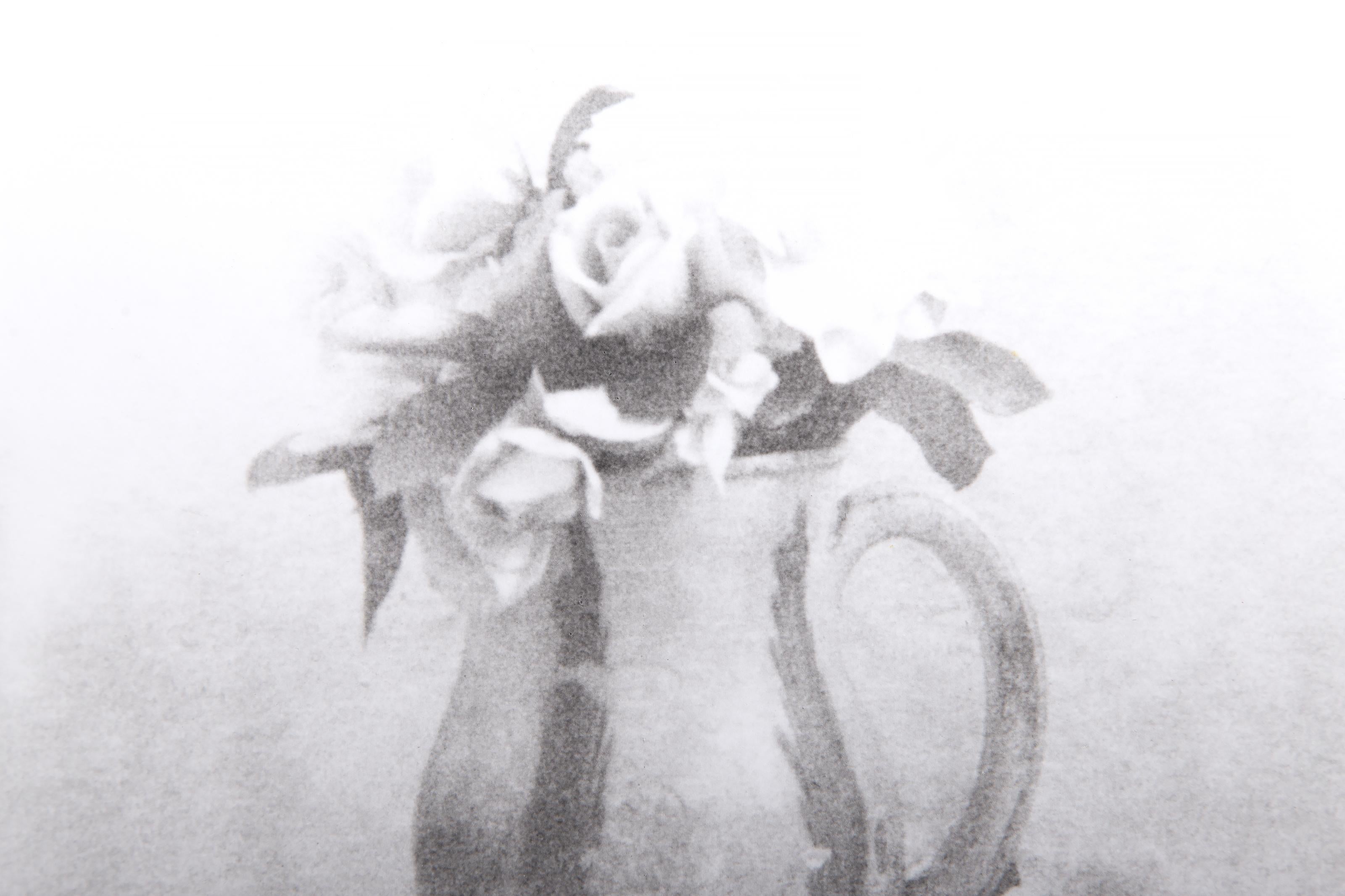 Rosas en jarra, Fotografía de David Hamilton en venta 1