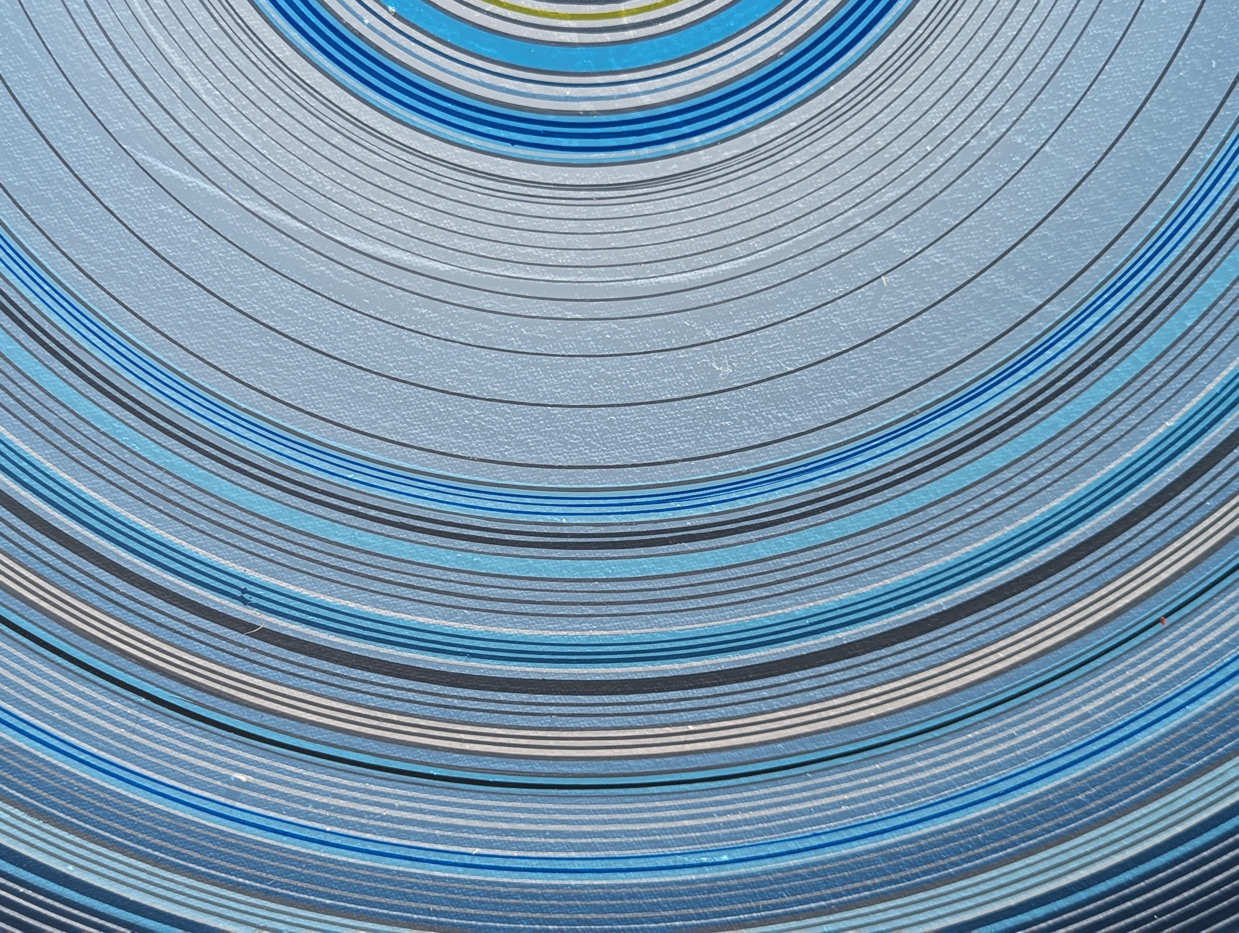 Quadro circolare astratto blu contemporaneo dell'artista David Hardaker di Houston, TX. Firmato, intitolato e datato dall'artista sul retro. 

Dichiarazione dell'artista: L'opera è una risposta alla musica.

L'applicazione della texture e l'atto di