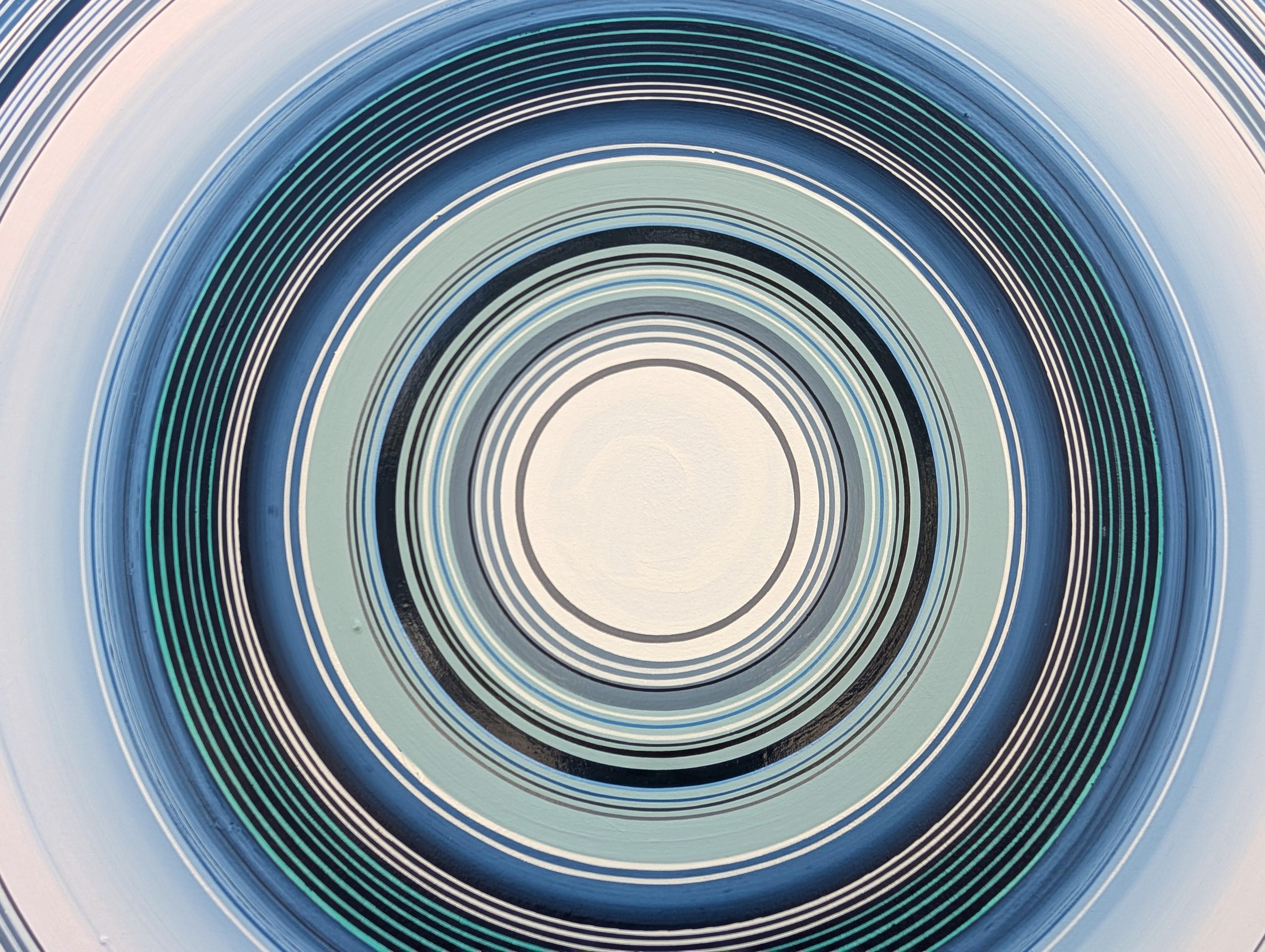 Blaues, marineblaues und weißes abstraktes zeitgenössisches Rundgemälde des Künstlers David Hardaker aus Houston, TX. Rückseitig vom Künstler signiert, betitelt und datiert. 

Erklärung des Künstlers: Das Werk ist eine Antwort auf Musik.

Das