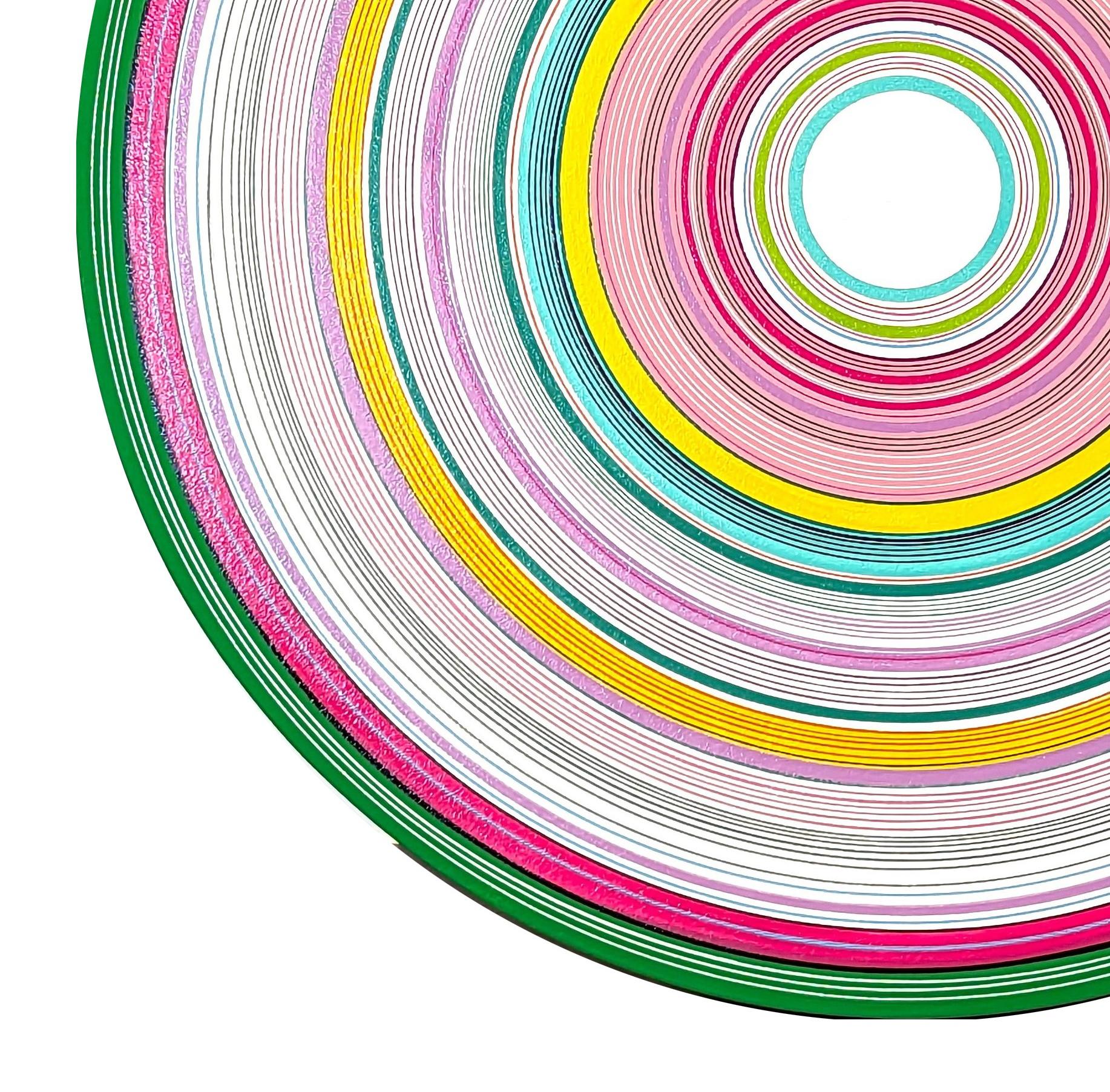 Peinture circulaire contemporaine abstraite et colorée de l'artiste David Hardaker de Houston, TX. Le tableau présente différents anneaux de tons verts, roses et jaunes vifs. Signé, titré et daté par l'artiste au verso. Actuellement non encadré mais