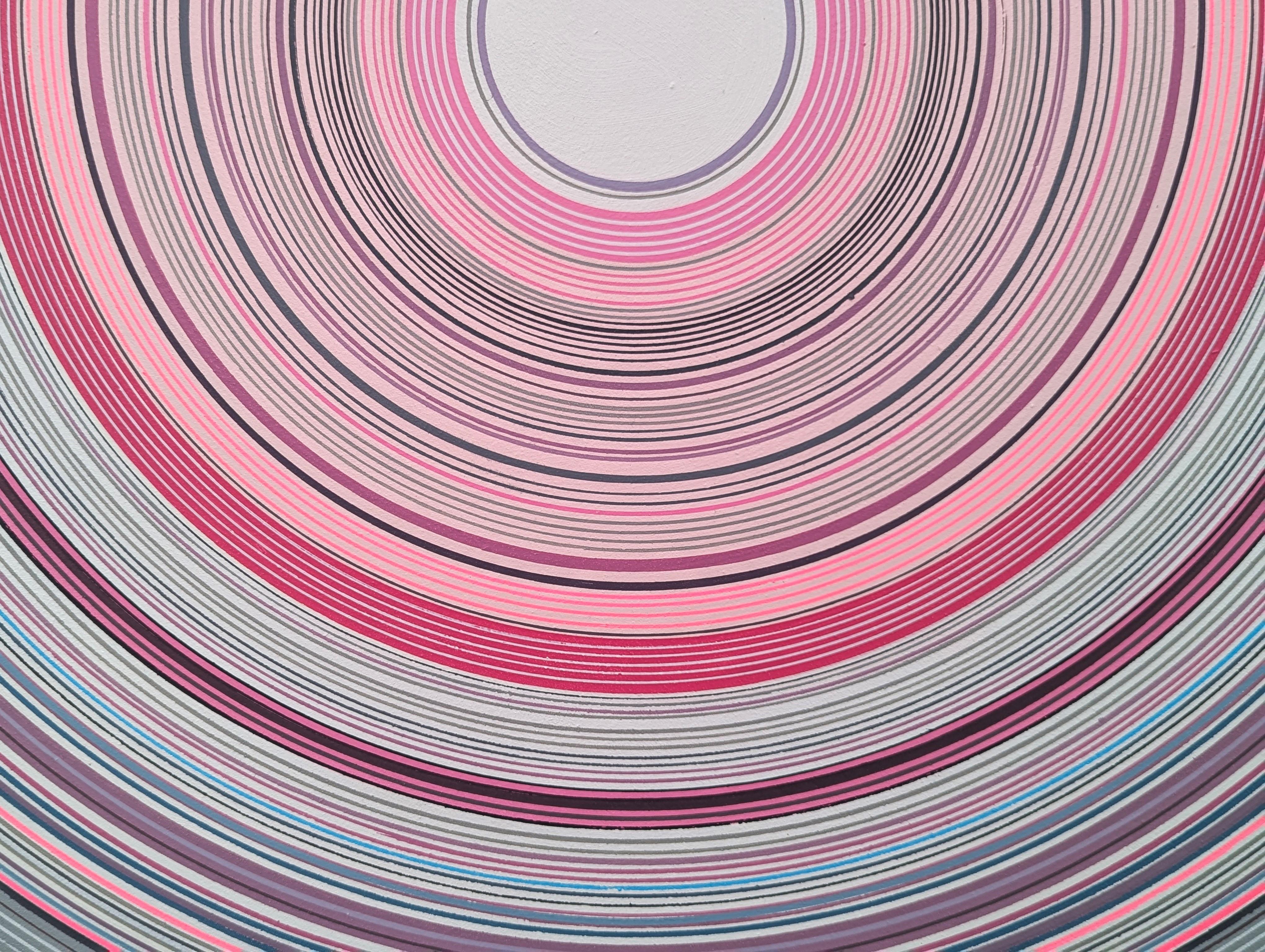 Quadro circolare astratto rosa contemporaneo dell'artista David Hardaker di Houston, TX. Firmato, intitolato e datato dall'artista sul retro. 

Dichiarazione dell'artista: L'opera è una risposta alla musica.

L'applicazione della texture e l'atto di