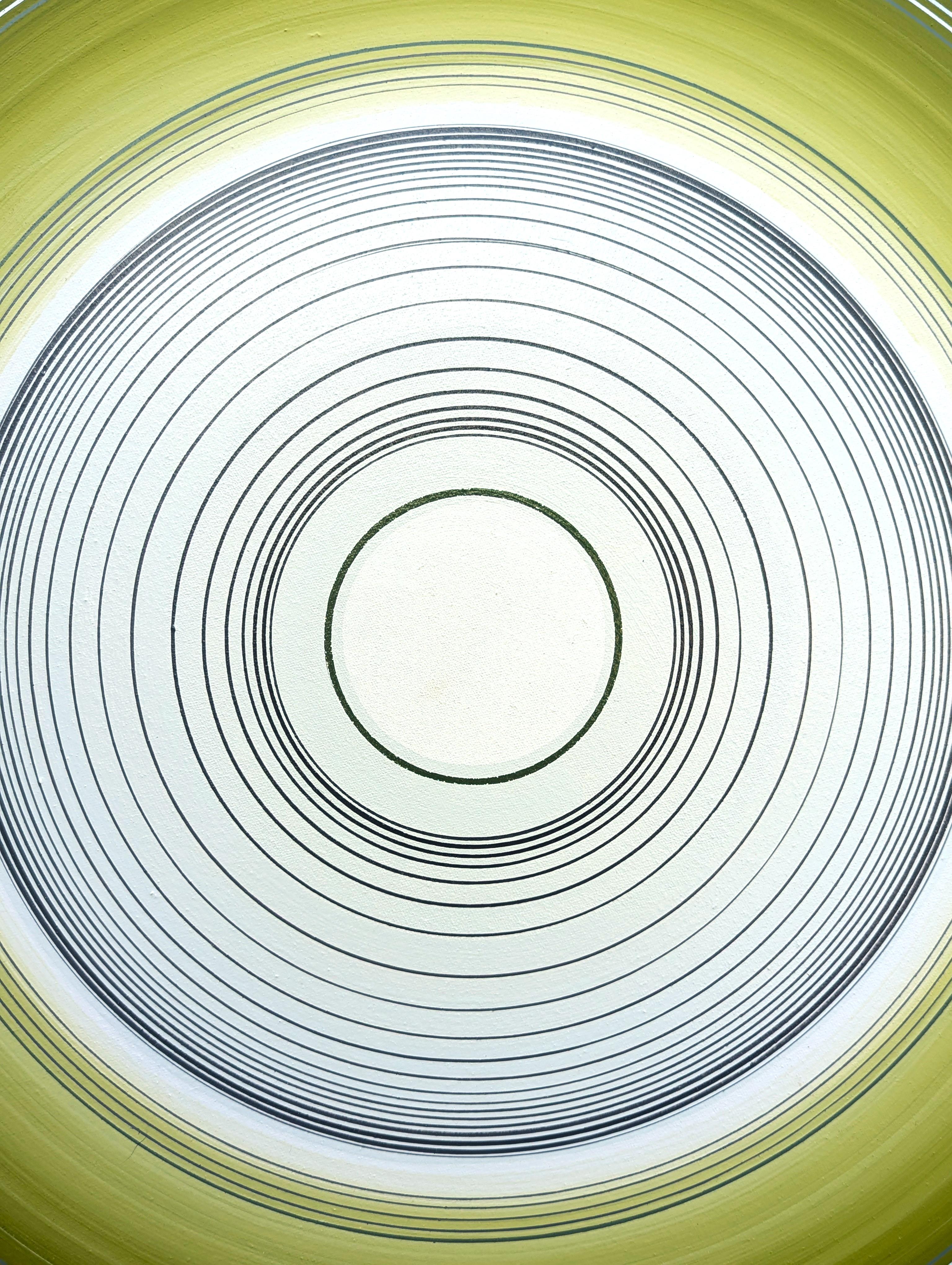 Peinture circulaire abstraite contemporaine verte et blanche de l'artiste David Hardaker de Houston, TX. Signé, titré et daté par l'artiste au verso. 

Déclaration de l'artiste : L'œuvre est une réponse à la musique.

L'application de la texture et