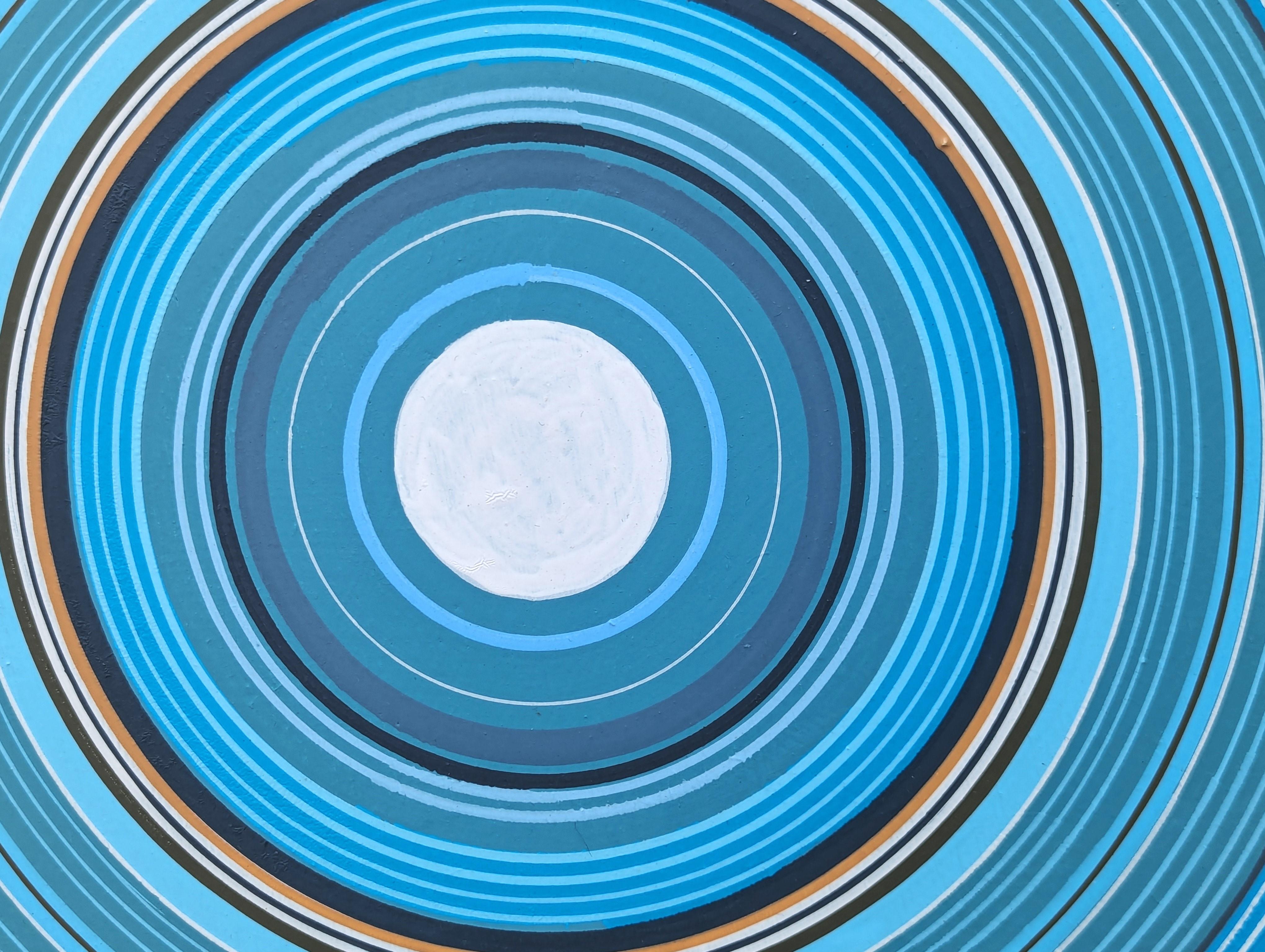 Quadro circolare astratto blu e giallo dell'artista David Hardaker di Houston, TX. Firmato, intitolato e datato dall'artista sul retro. 

Dichiarazione dell'artista: L'opera è una risposta alla musica.

L'applicazione della texture e l'atto di