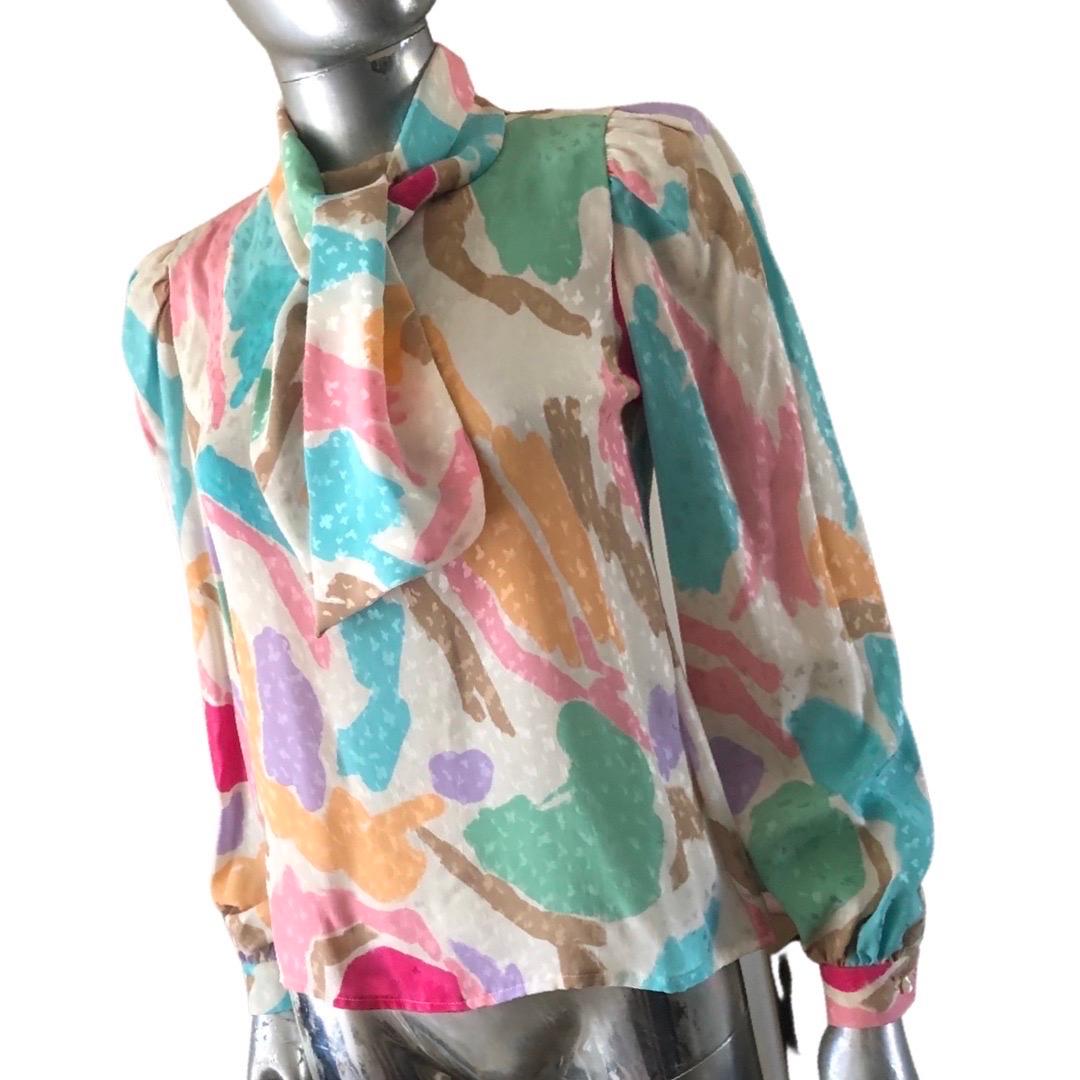 David Hayes Bright Floral Silk Print Blouse with Scarf Size 4  In Excellent Condition For Sale In Palm Springs, CA