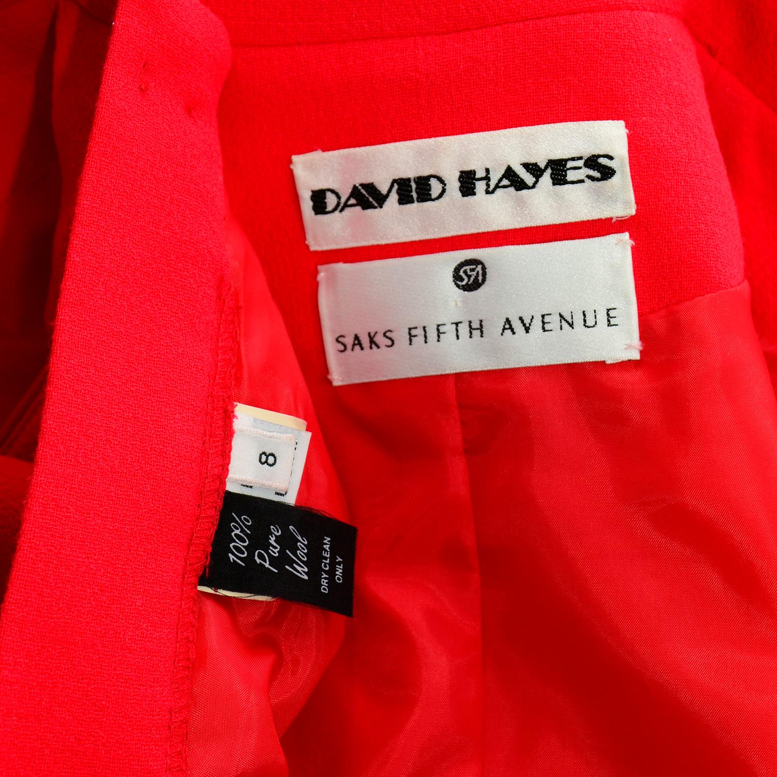 David Hayes Abito con giacca e gonna rosso pomodoro con bottoni di strass e maniche svasate in vendita 6