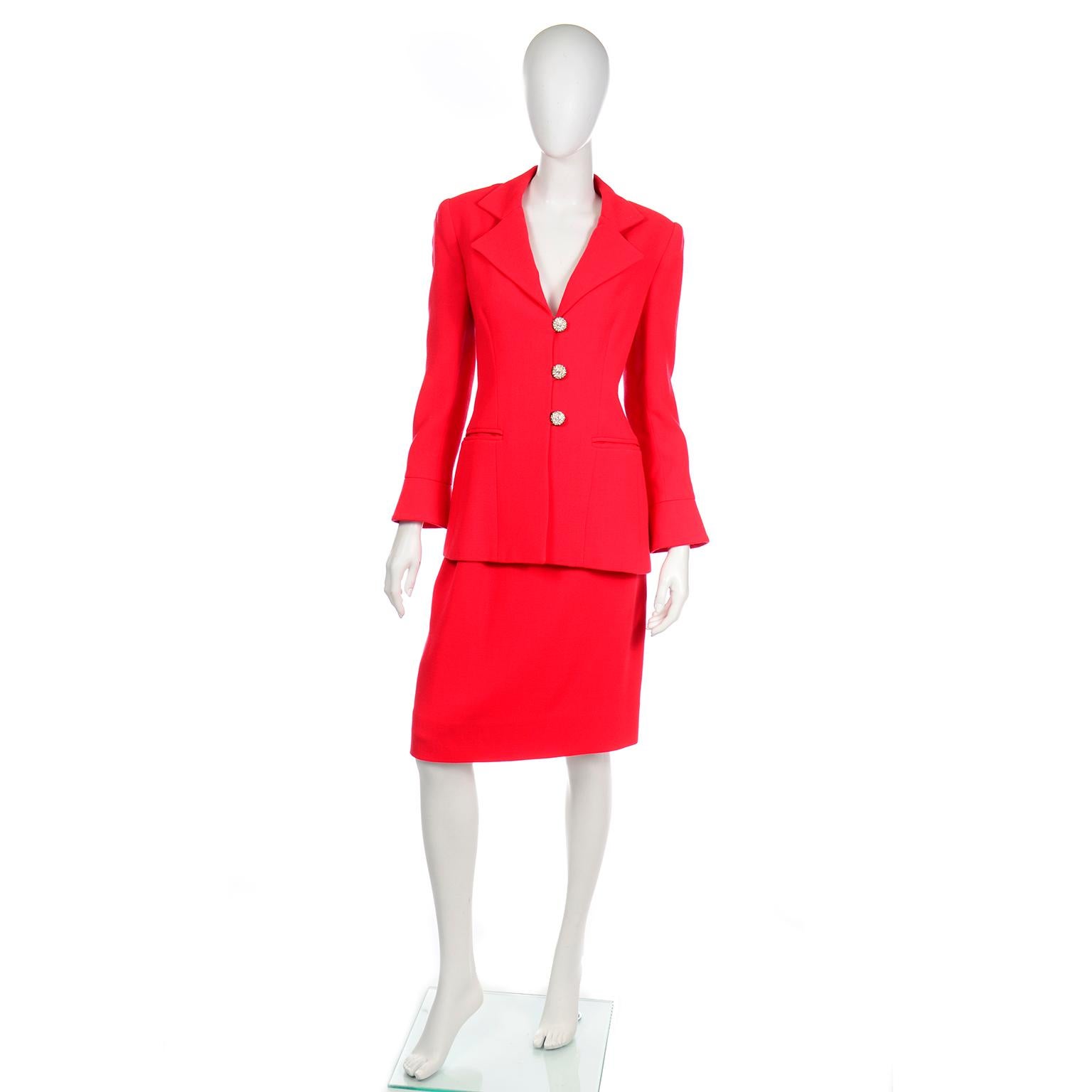 Lo stilista David Hayes ha realizzato dei bellissimi abiti su misura con dettagli sublimi!  Questo abito rosso vintage in lana di lusso comprende una giacca blazer con enormi bottoni di strass, tasche e graziosi polsini svasati sulle maniche.  La