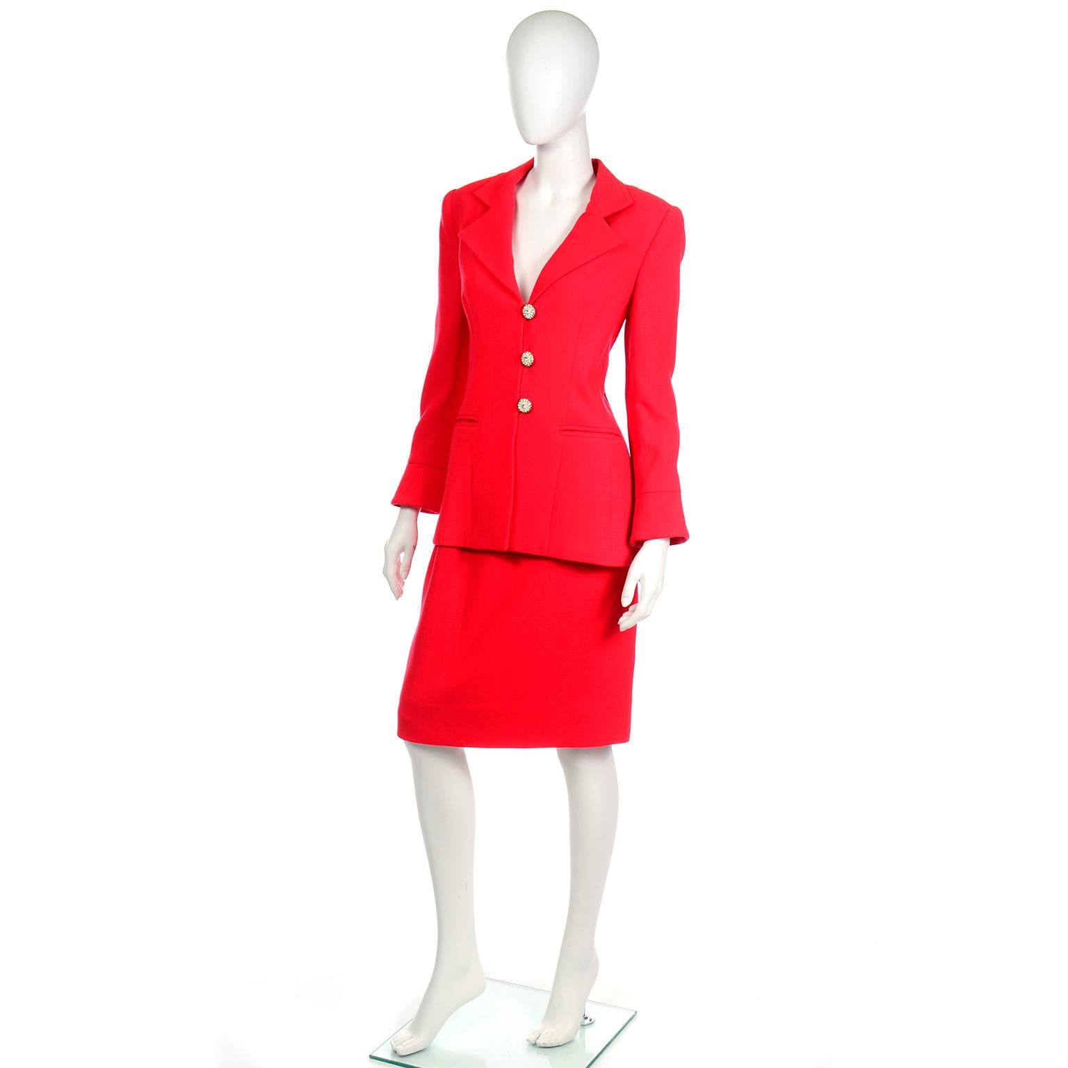 Donna David Hayes Abito con giacca e gonna rosso pomodoro con bottoni di strass e maniche svasate in vendita