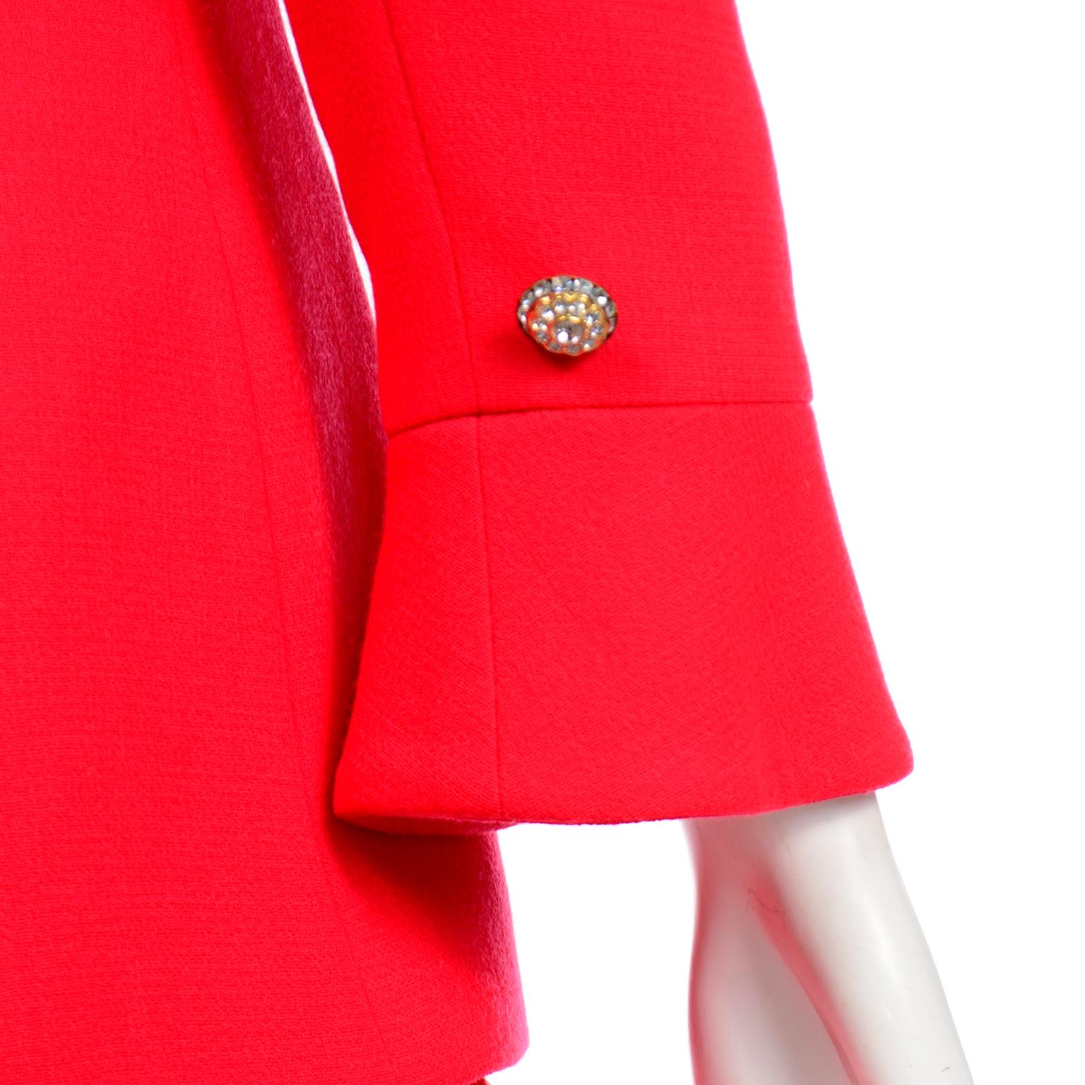 David Hayes Abito con giacca e gonna rosso pomodoro con bottoni di strass e maniche svasate in vendita 3