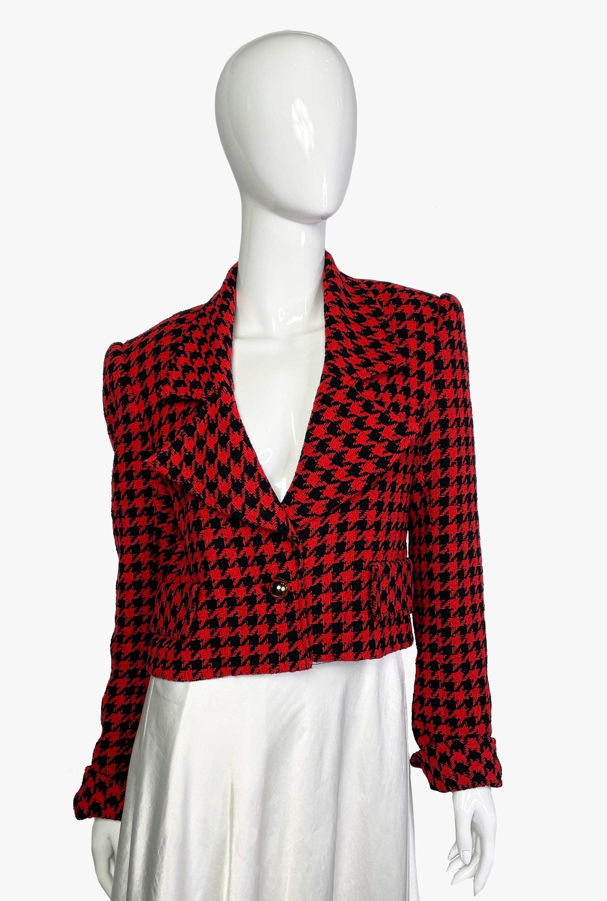 Vintage houndstooth crop jacket with gold buttons on the sleeve

Size – US 4/ S – M

Length – 45 cm / 17,7”

Shoulders – 44 cm / 17,3”

Sleeve – 62 cm / 24,4” without fold, 58 cm / 22,8” with fold

Armpit to armpit – 49 cm / 19,2”

Waist – 84 cm /