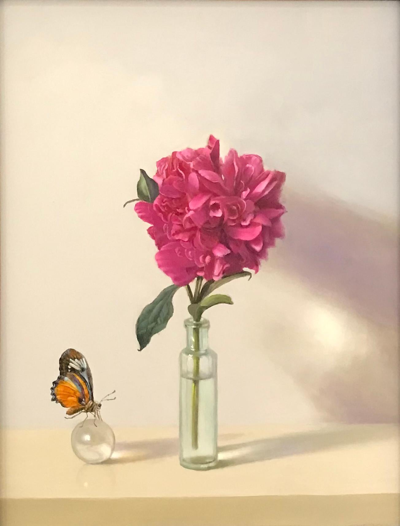 Still-Life Painting de David Henry - Peonía magenta con mariposa