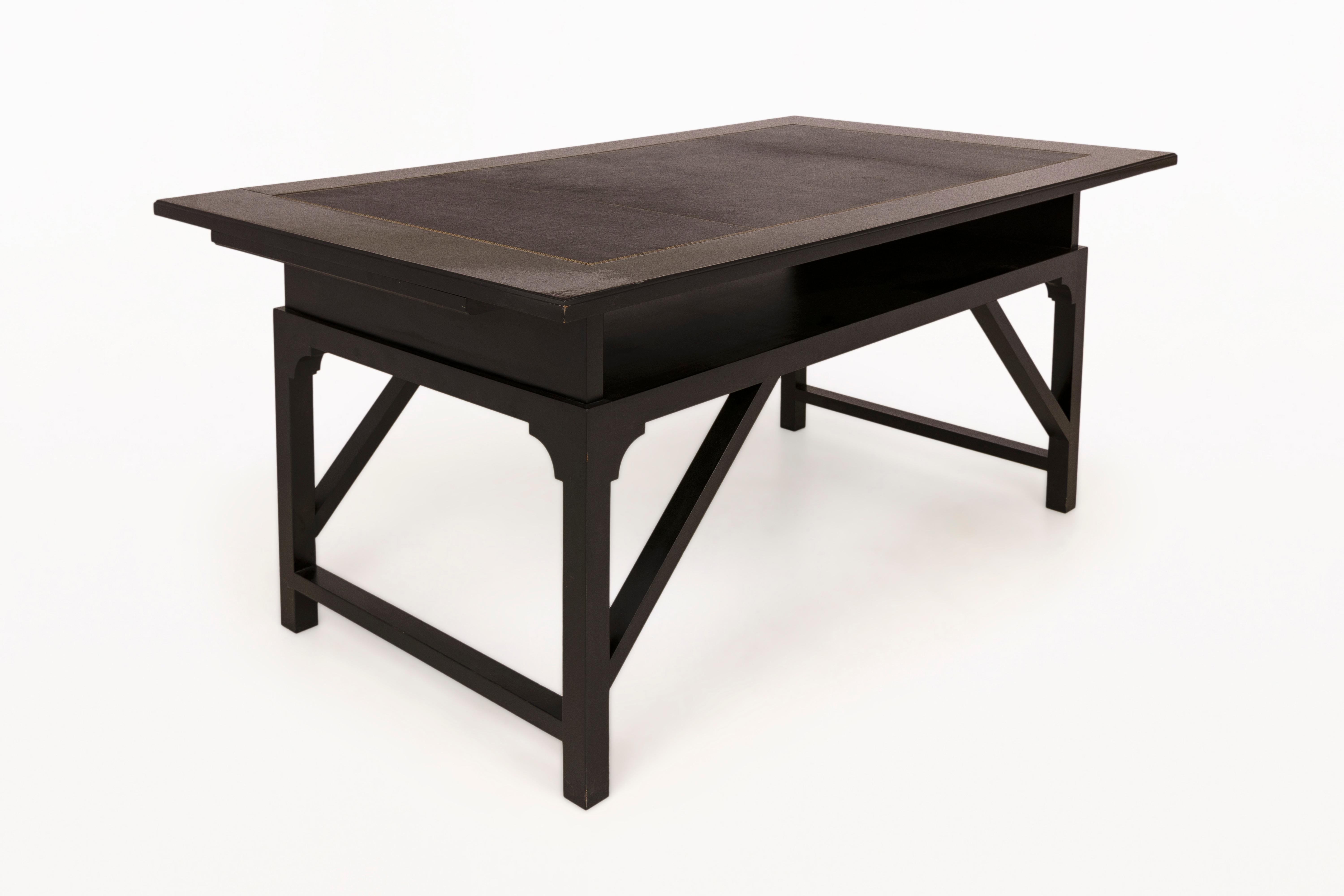 David Hicks desk.
Black lacquered wooden desk with two superimposed extension panels on either side with an open drawer space in the center.
Leather inlay desk top.
Elegant and modern design.
Manufacturer Christian Badin,
circa 1960,